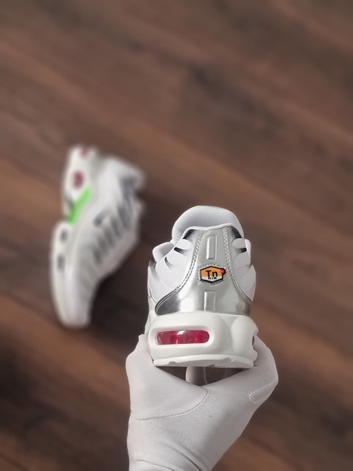 Tn blanca negra verde