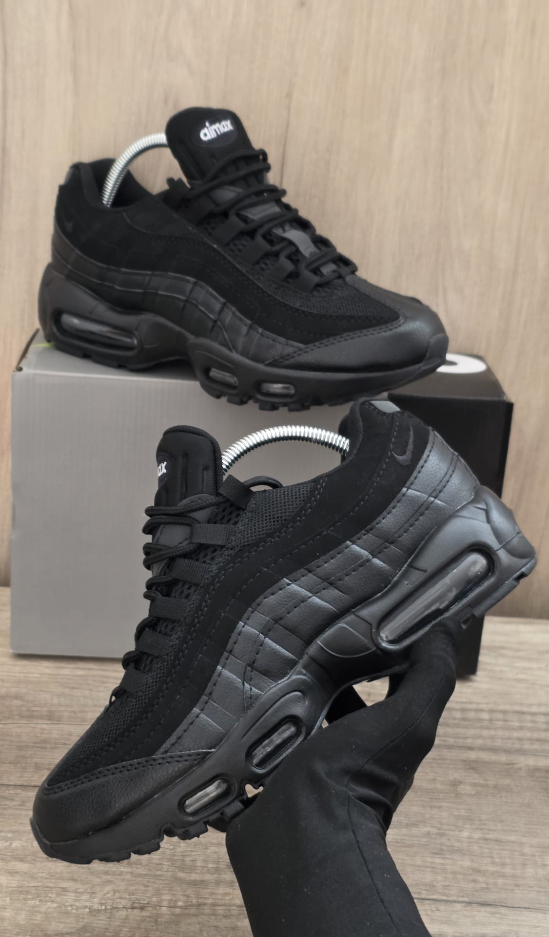 Air max 95 negra logo blanco