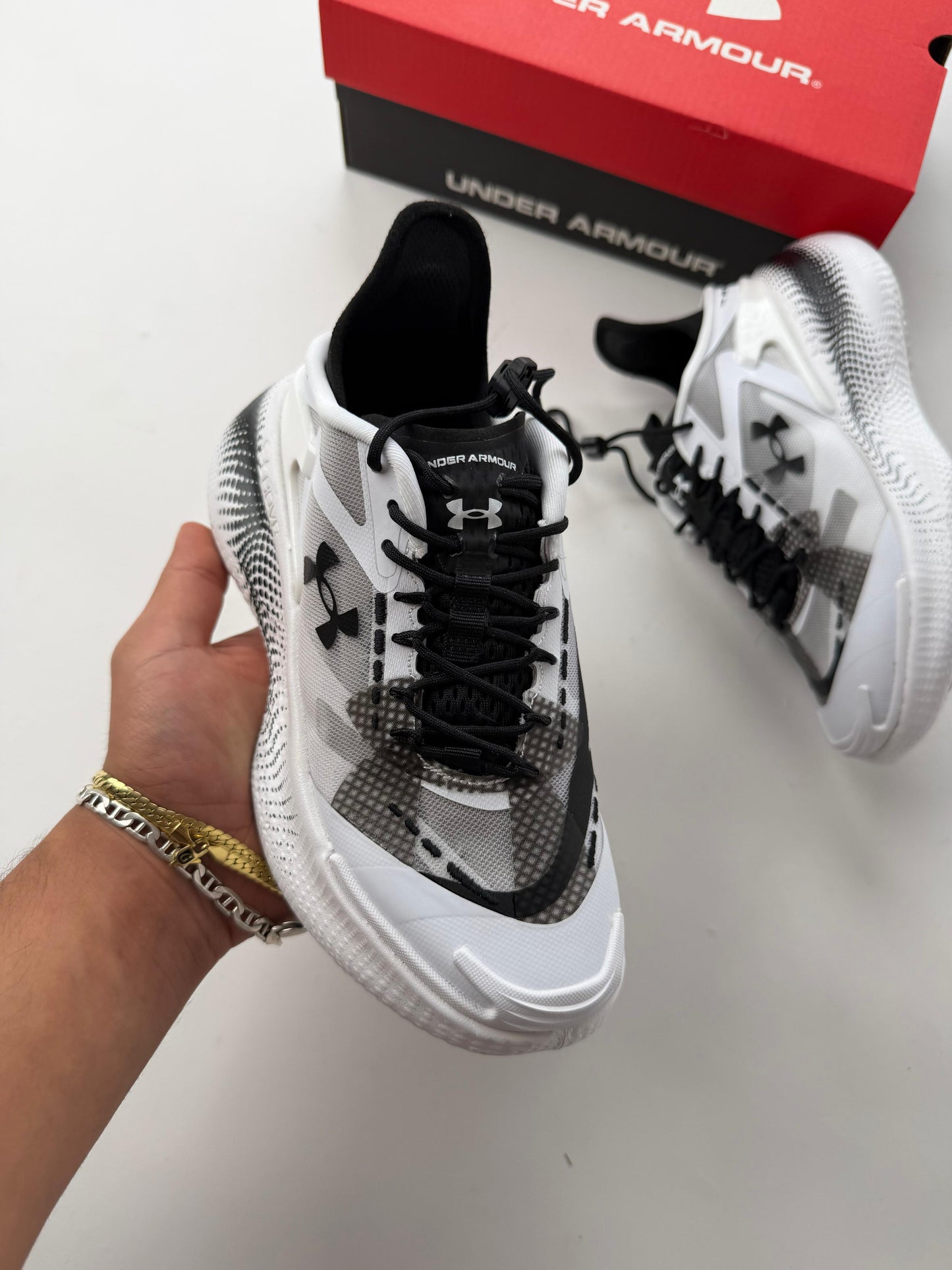 Under Armour Blancos detalles negros