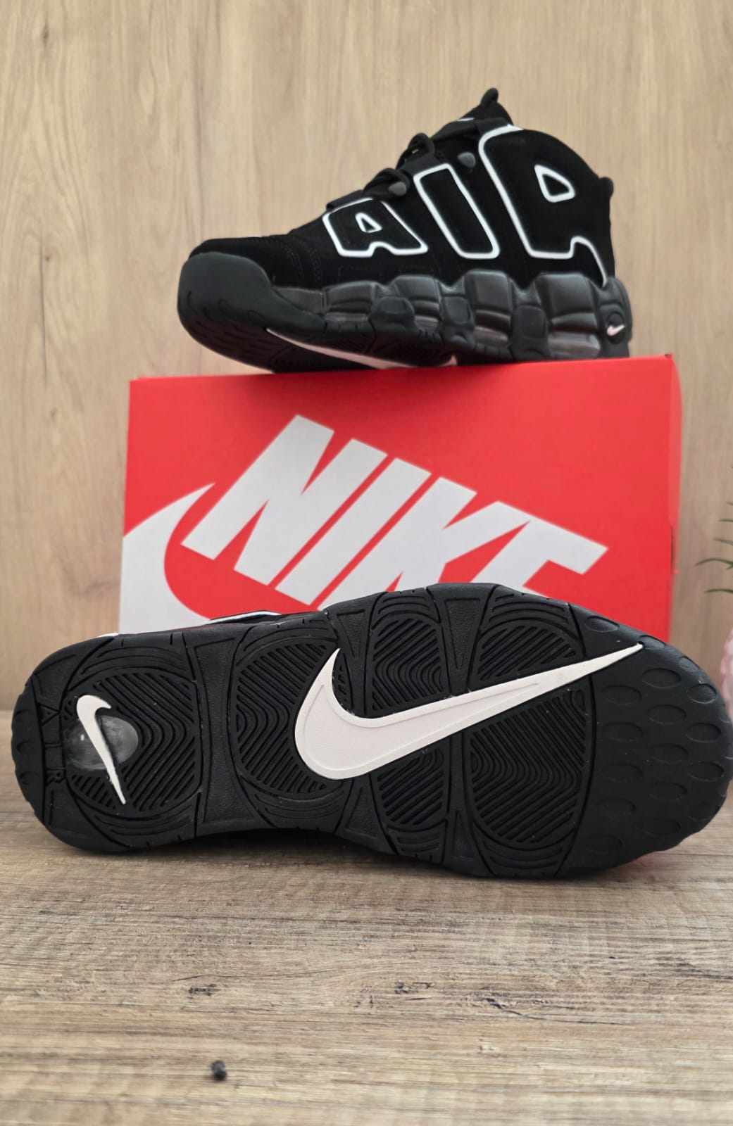 Uptempo negra logo blanco