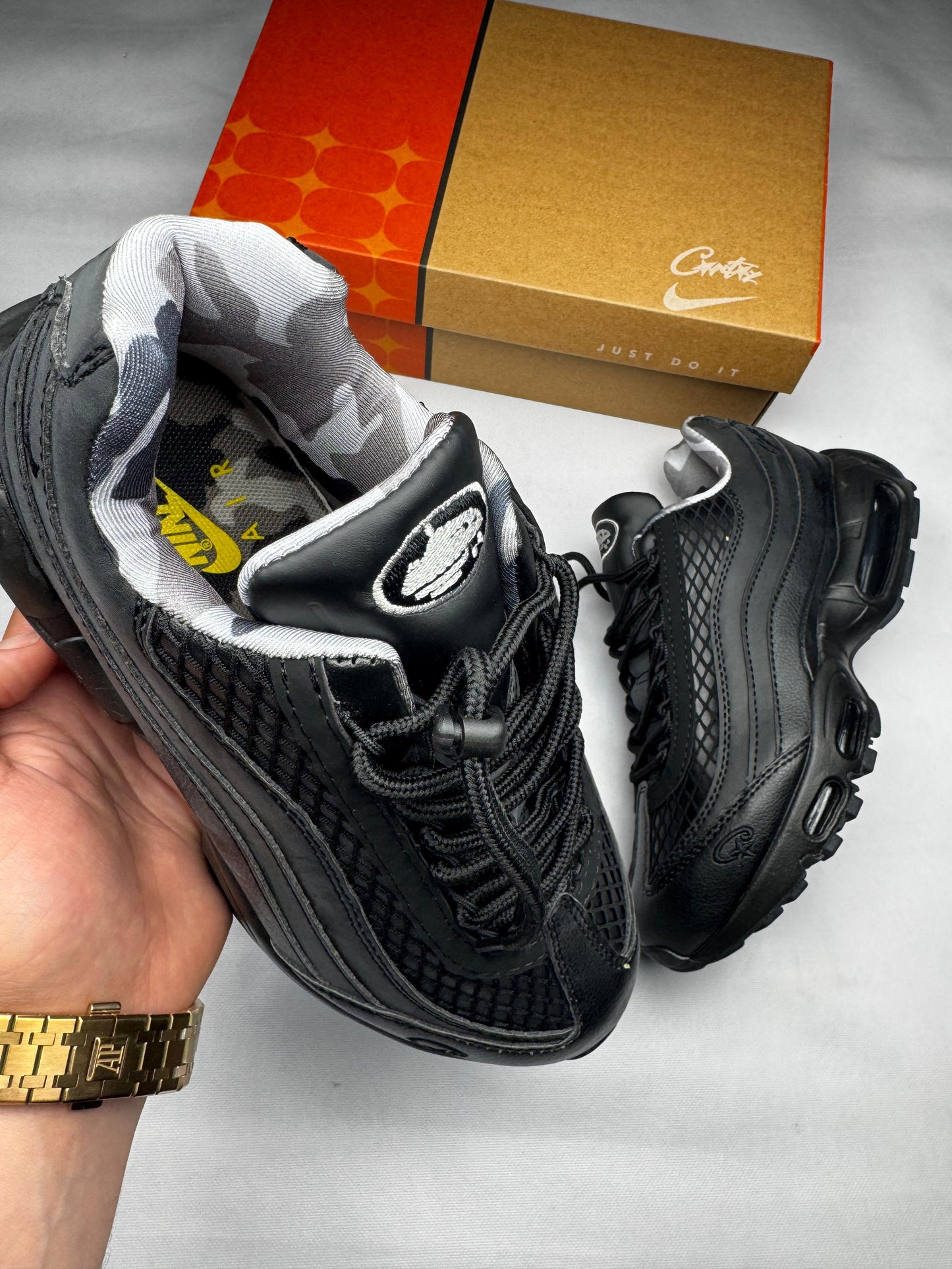 Air max 95 negras x Corteiz logo negro