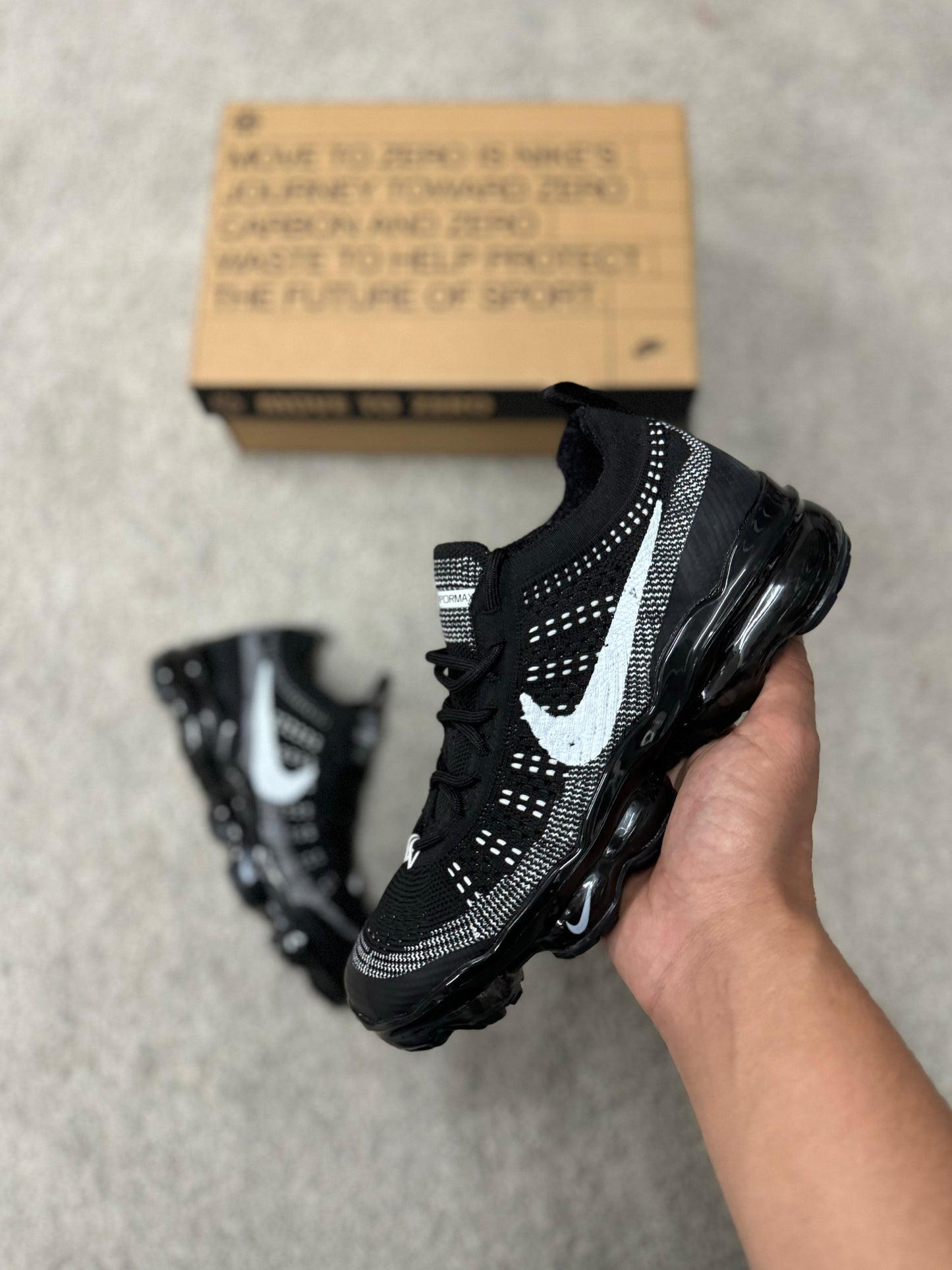 Vapormax negras detalles grises logo blanco