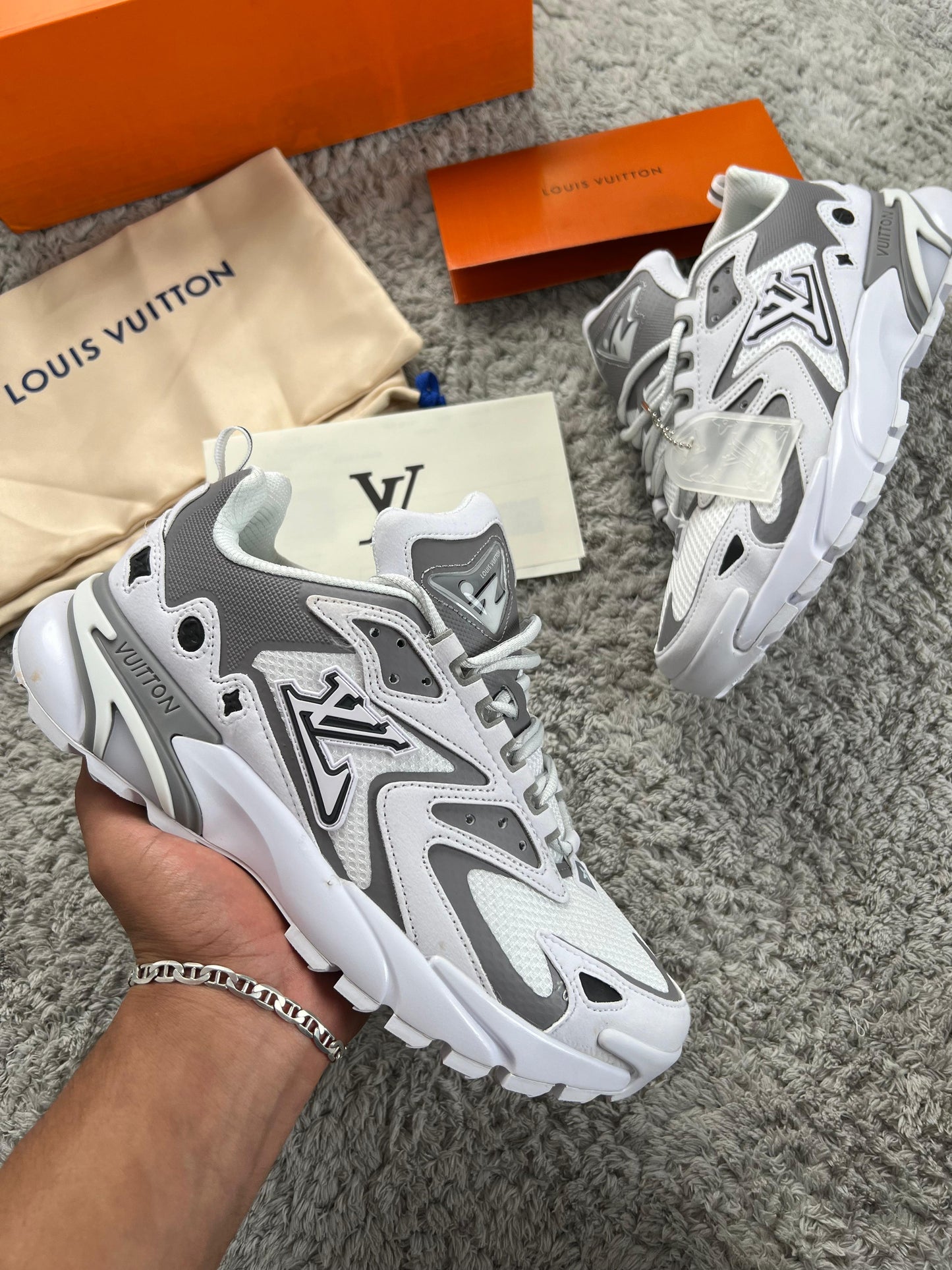 LOUIS VUITTON Runner TATIC blanca y gris