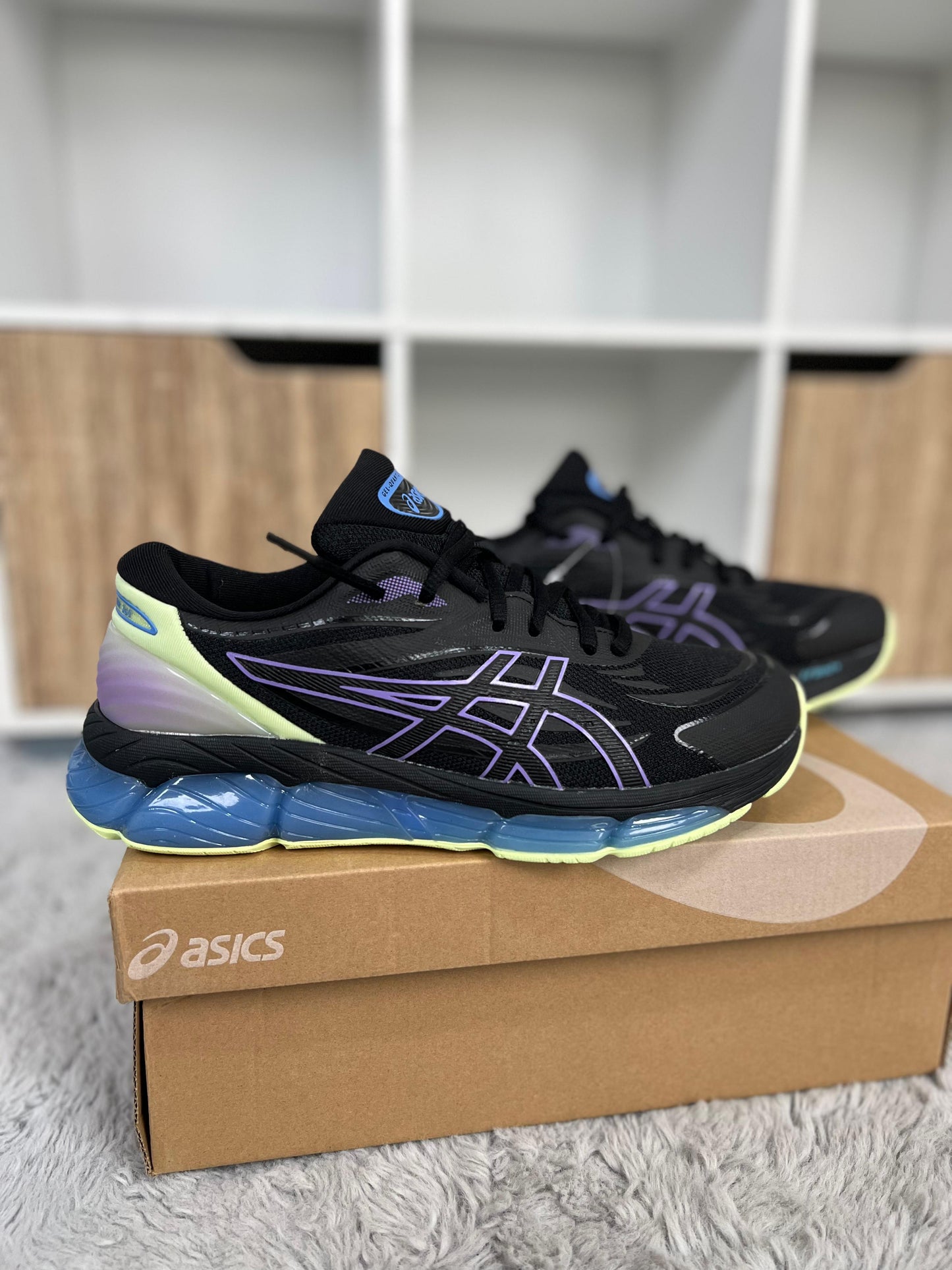 ASICS GEL quantum 360 negras y moradas detalles azules