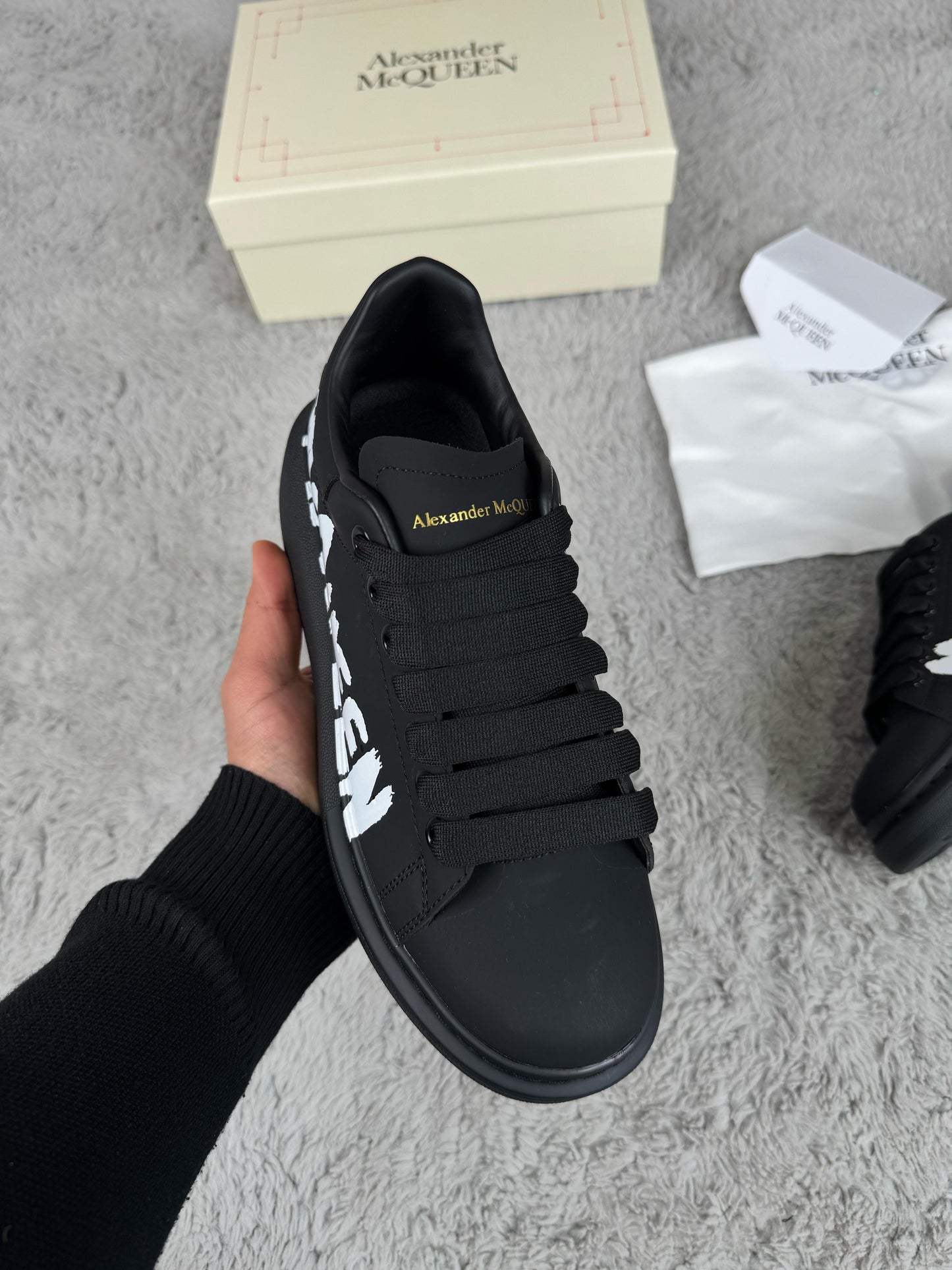 Alexander McQueen negras logo blanco graffiti