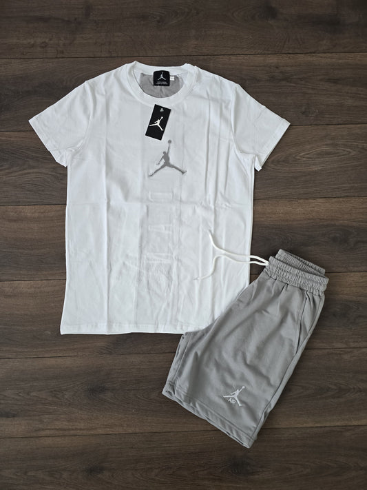 Conjunto verano jordan blanco gris logo central