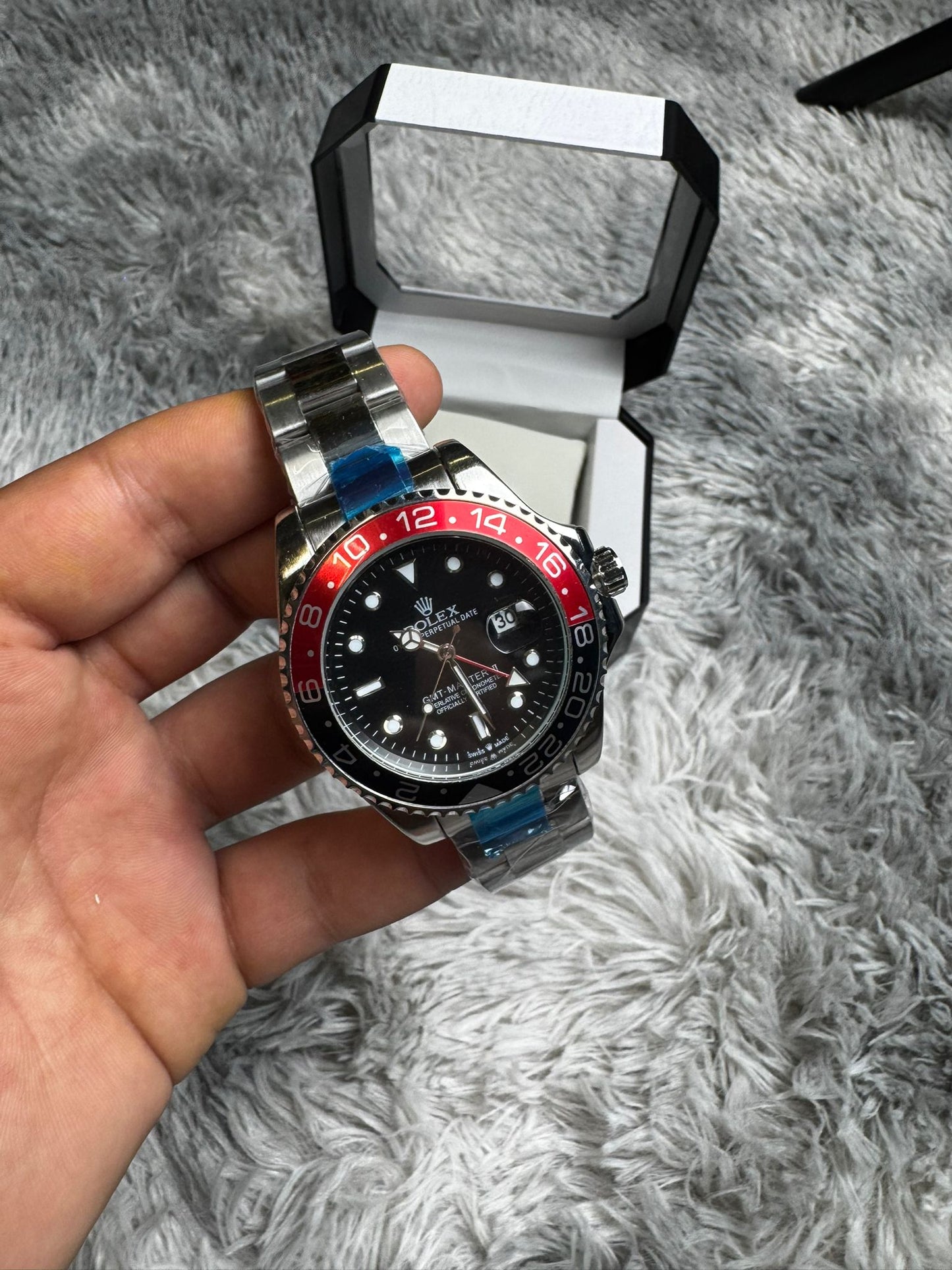RELOJ ROLEX PLATEADO DETALLES ROJOS Y NEGROS