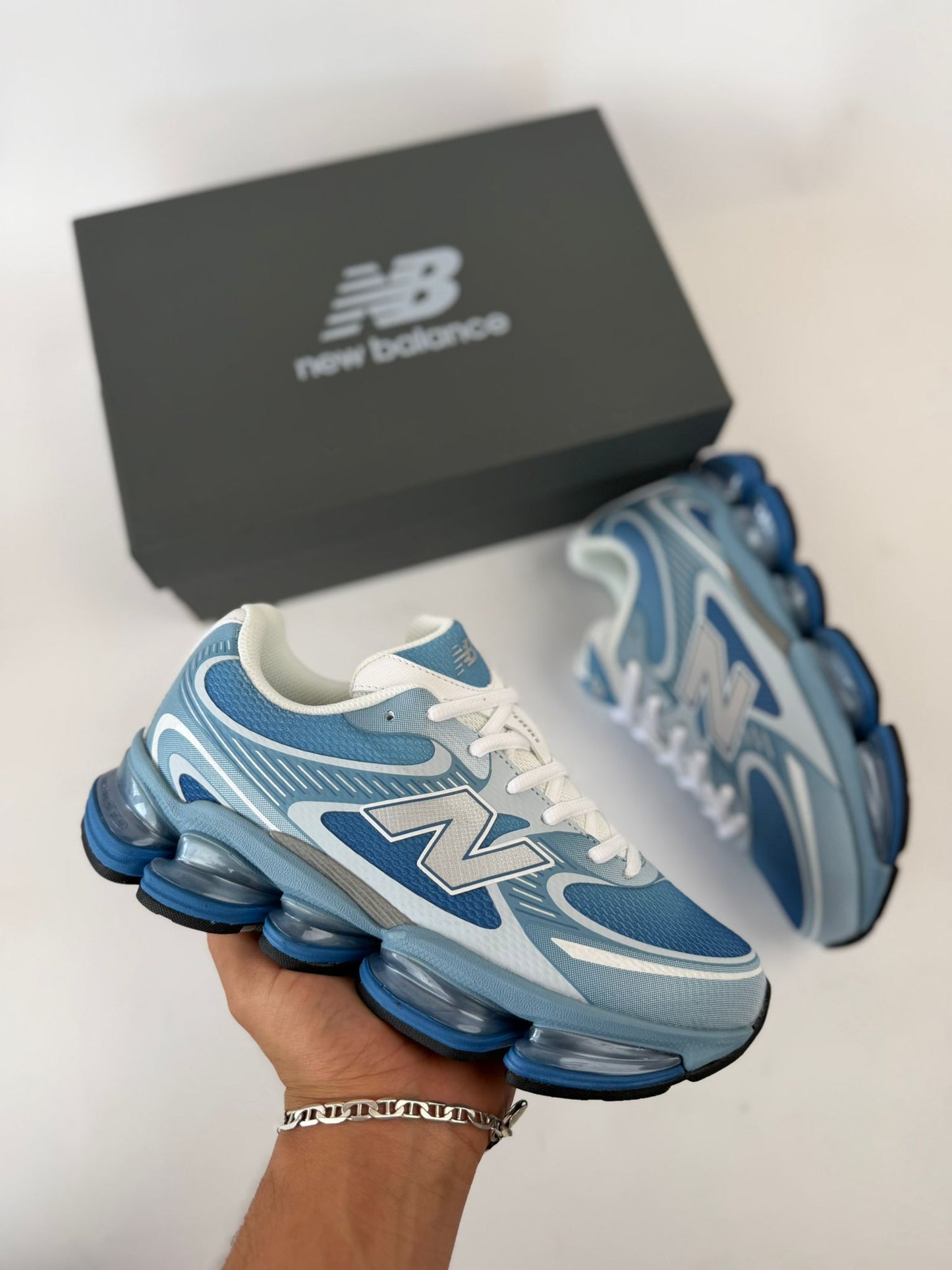 New Balance 2000 azules detalles grises y blancos
