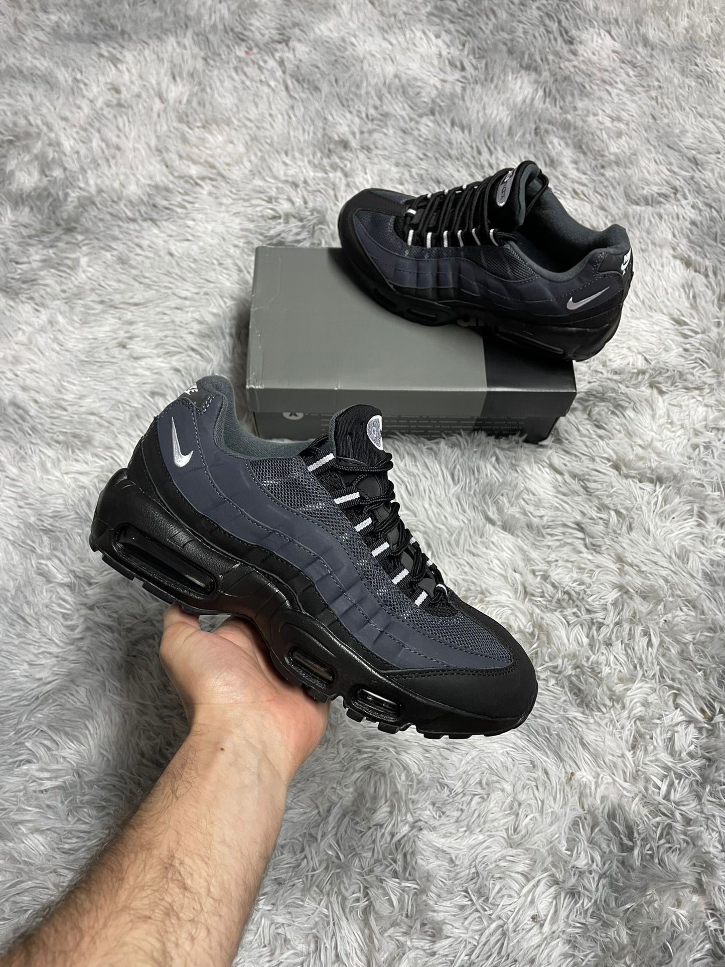 Air max 95 negra detalles grises logo blanco