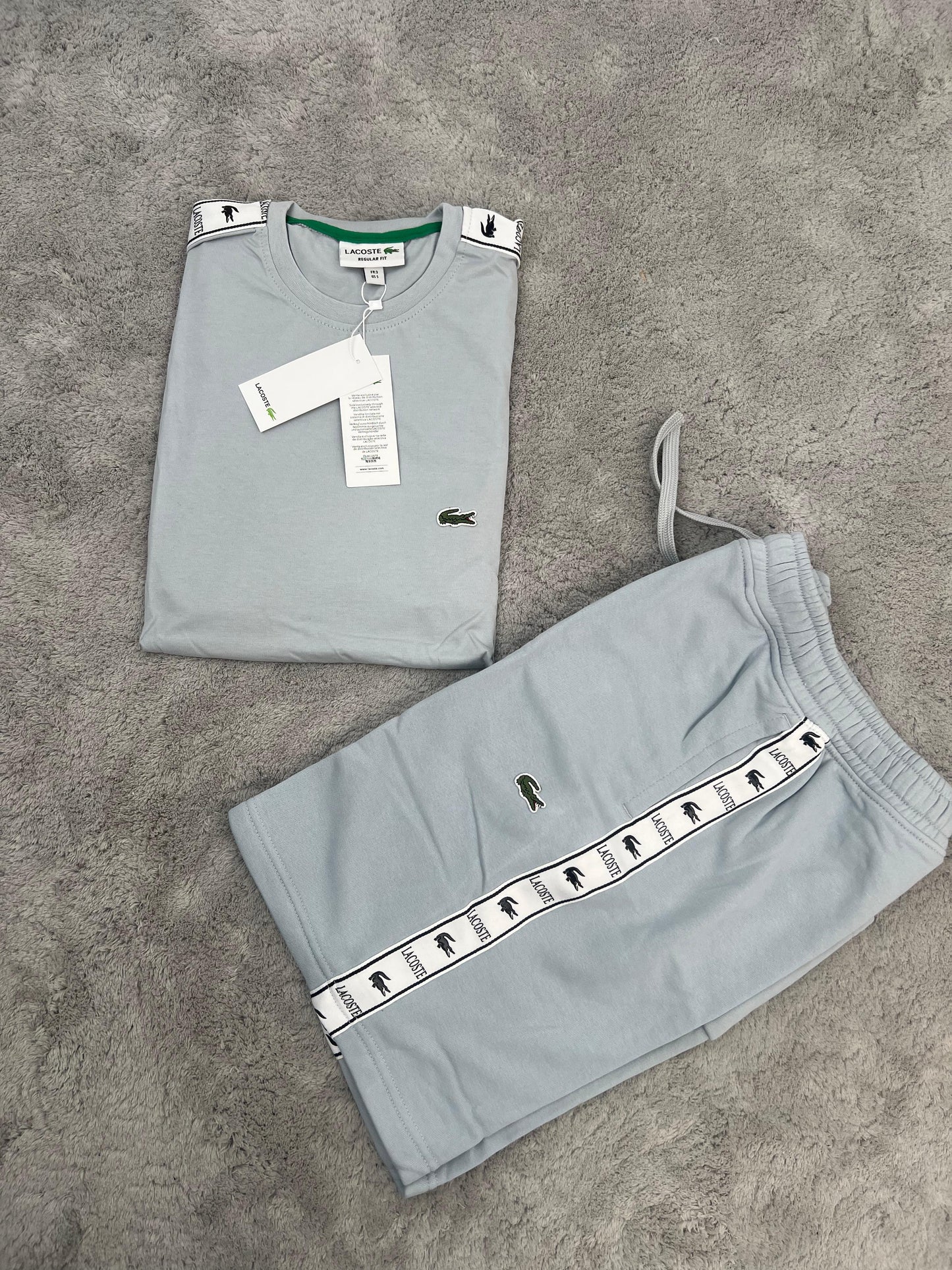 Conjunto corto lacoste gris logo verde lineas blancas