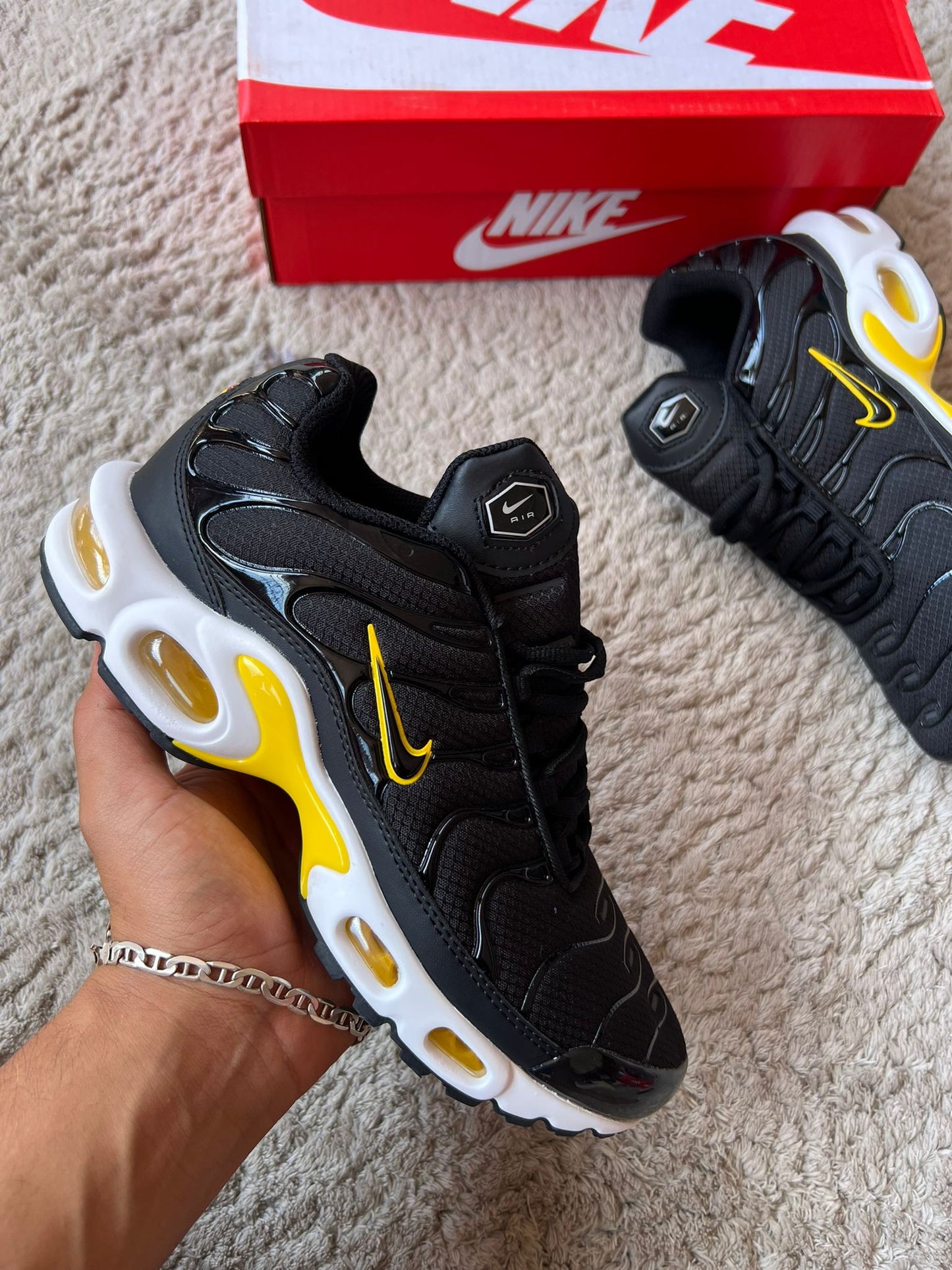 Tn negras logo negro contorno amarillo