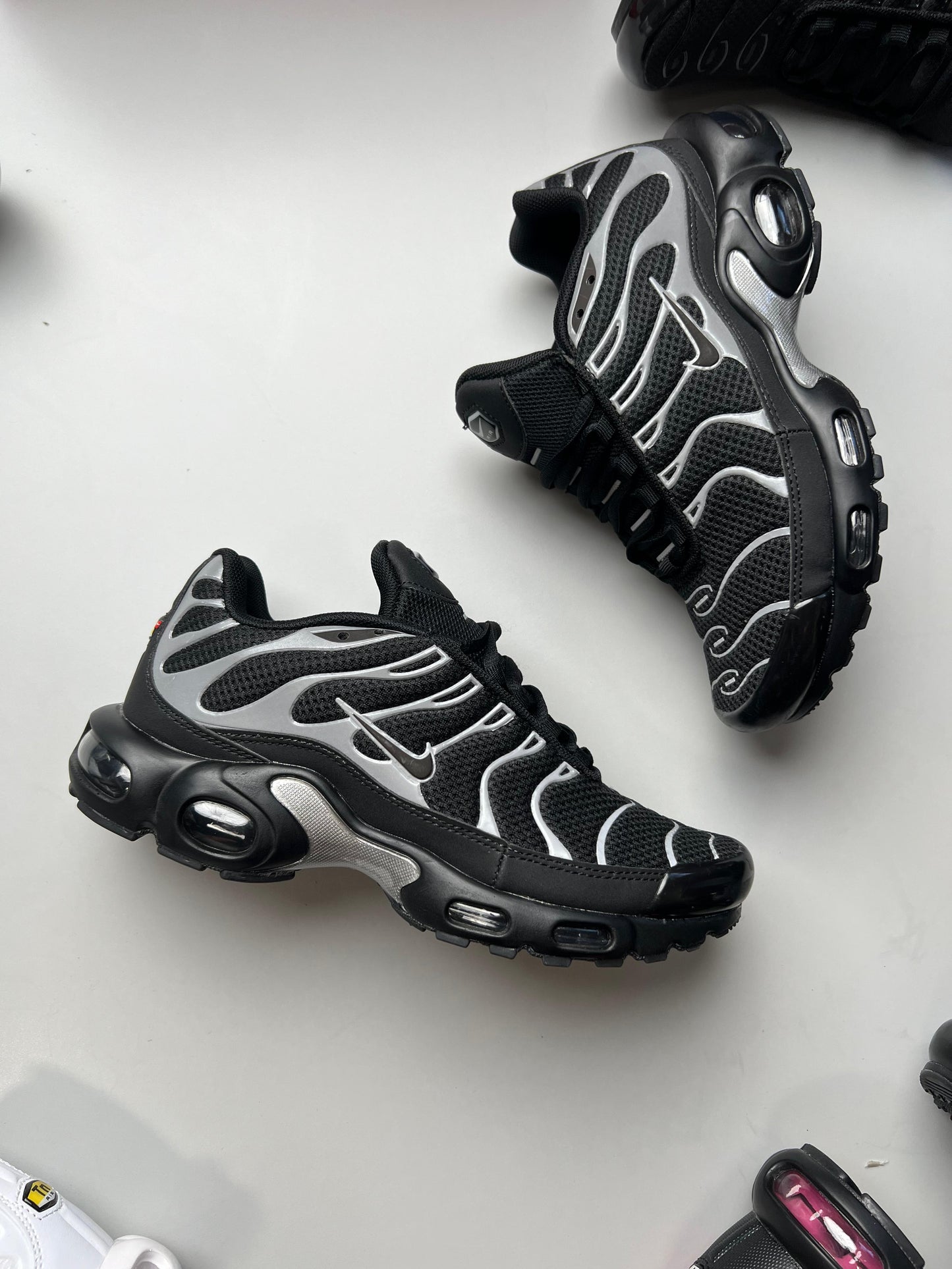 NIKE TN NEGRAS DETALLES GRISES LOGO NEGRO