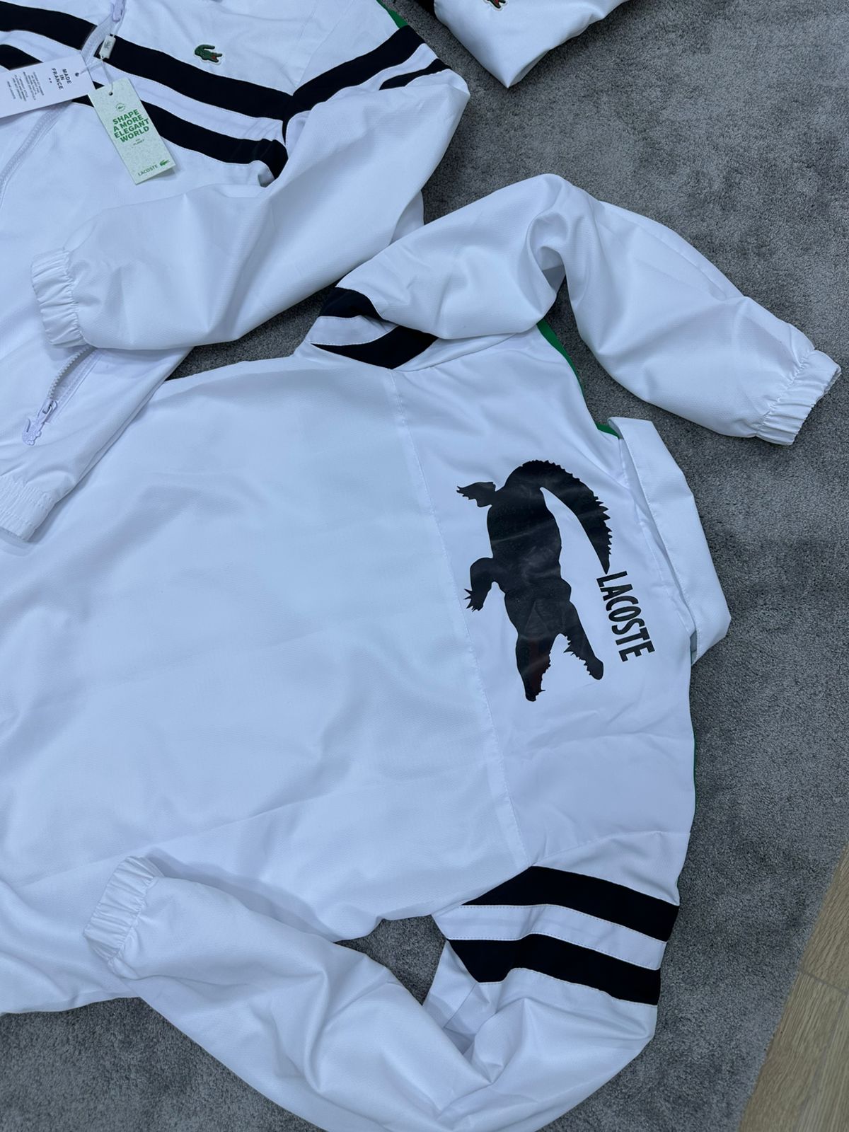 Chandal LACOSTE blanco y negro logo verde