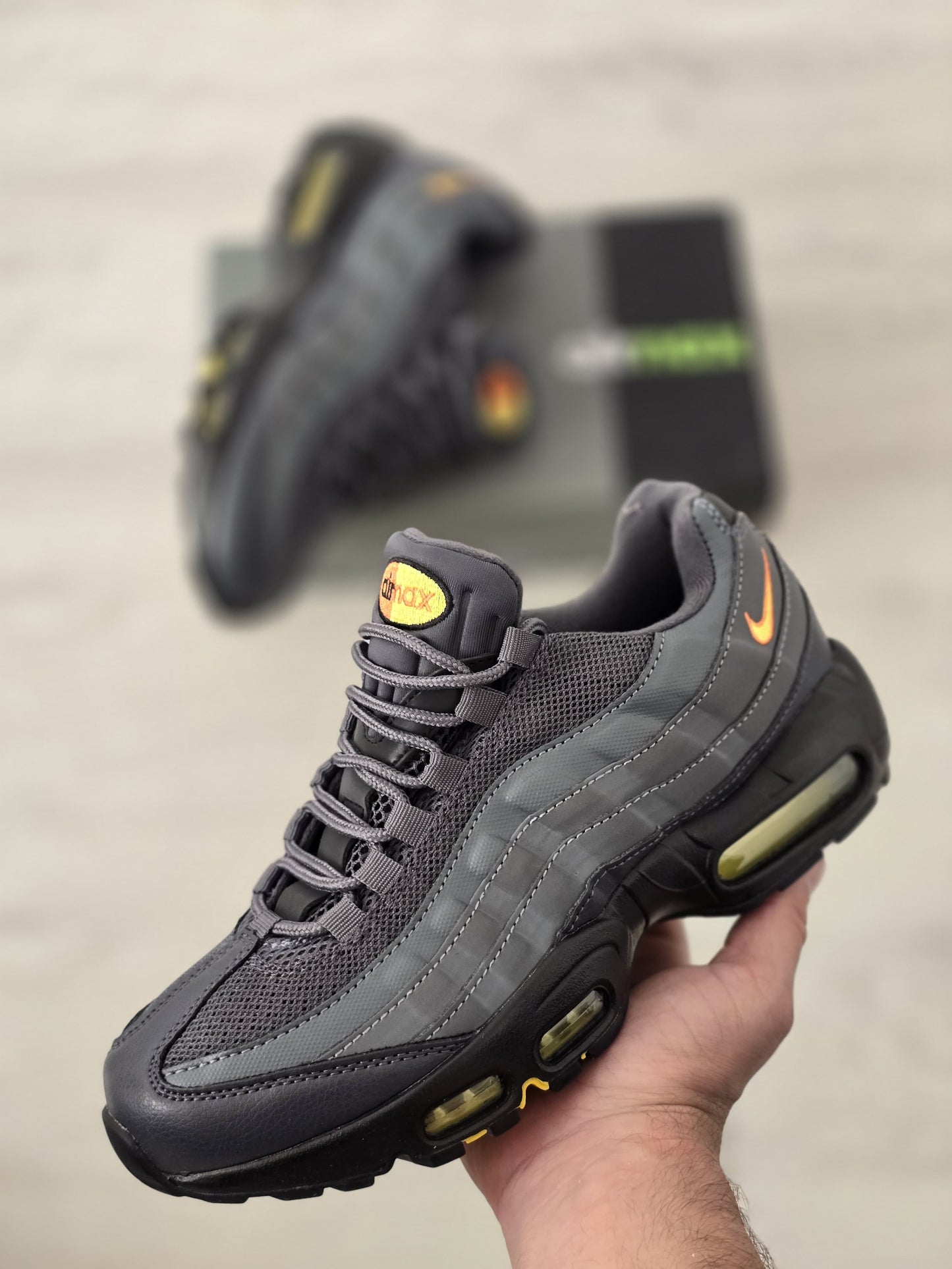 Air max 95 gris logo oro