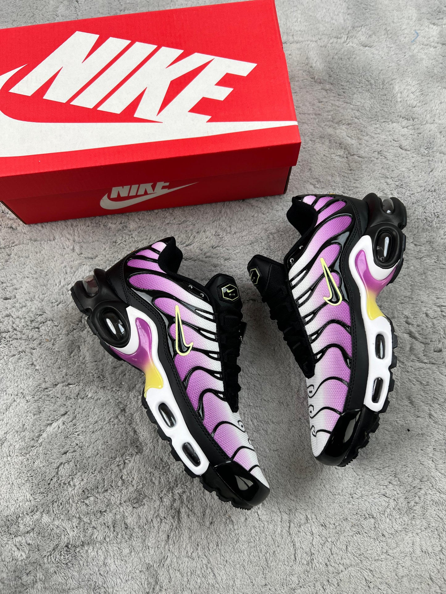 Nike tn morada y blanca logo negro solapa negro