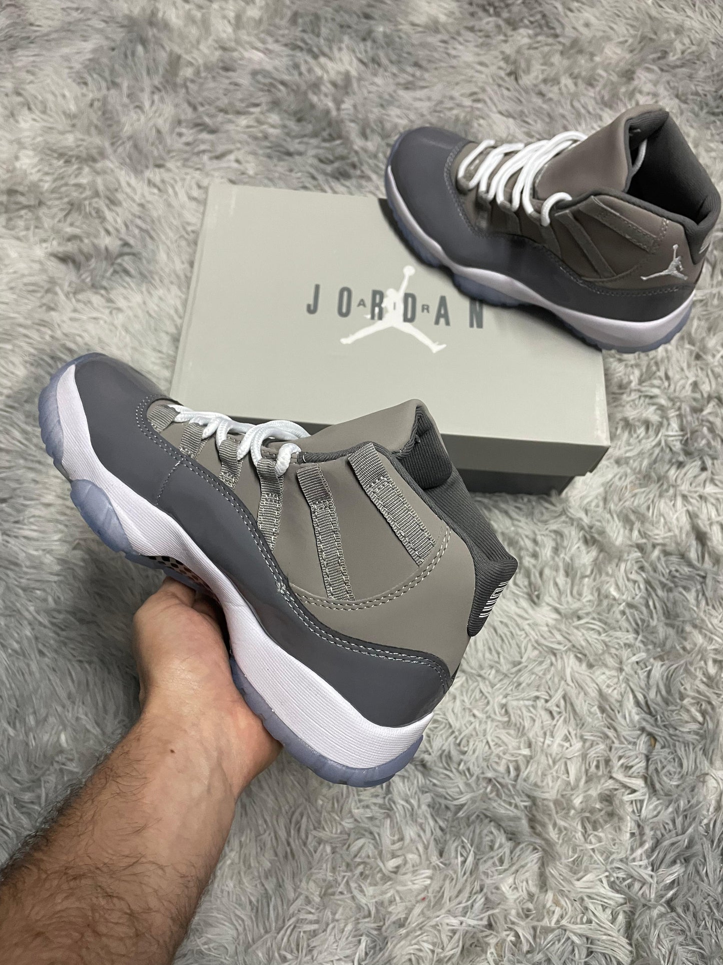 JORDAN 11 GRIS LOGO BLANCO