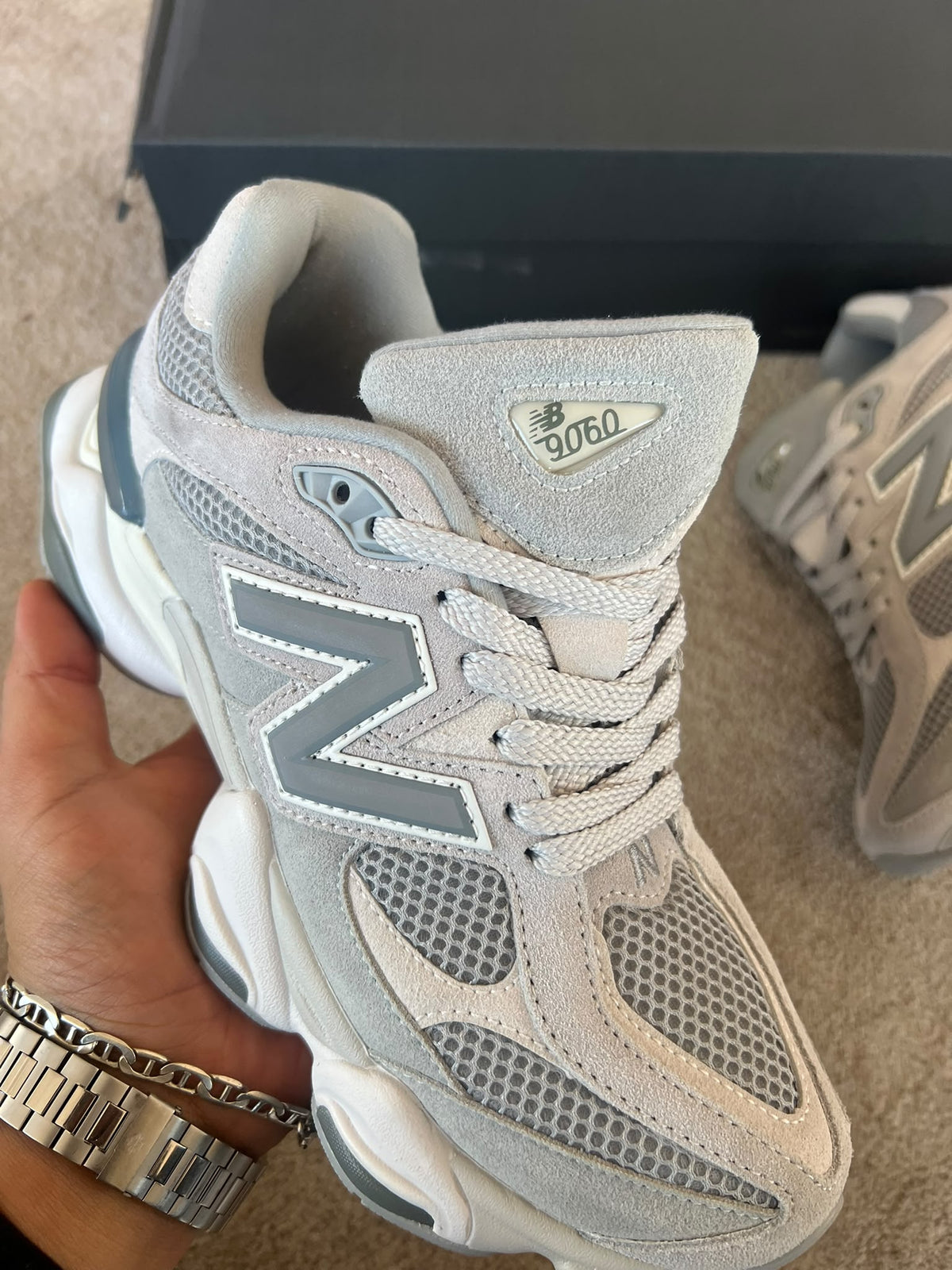 New Balance 9060 cremas y grises