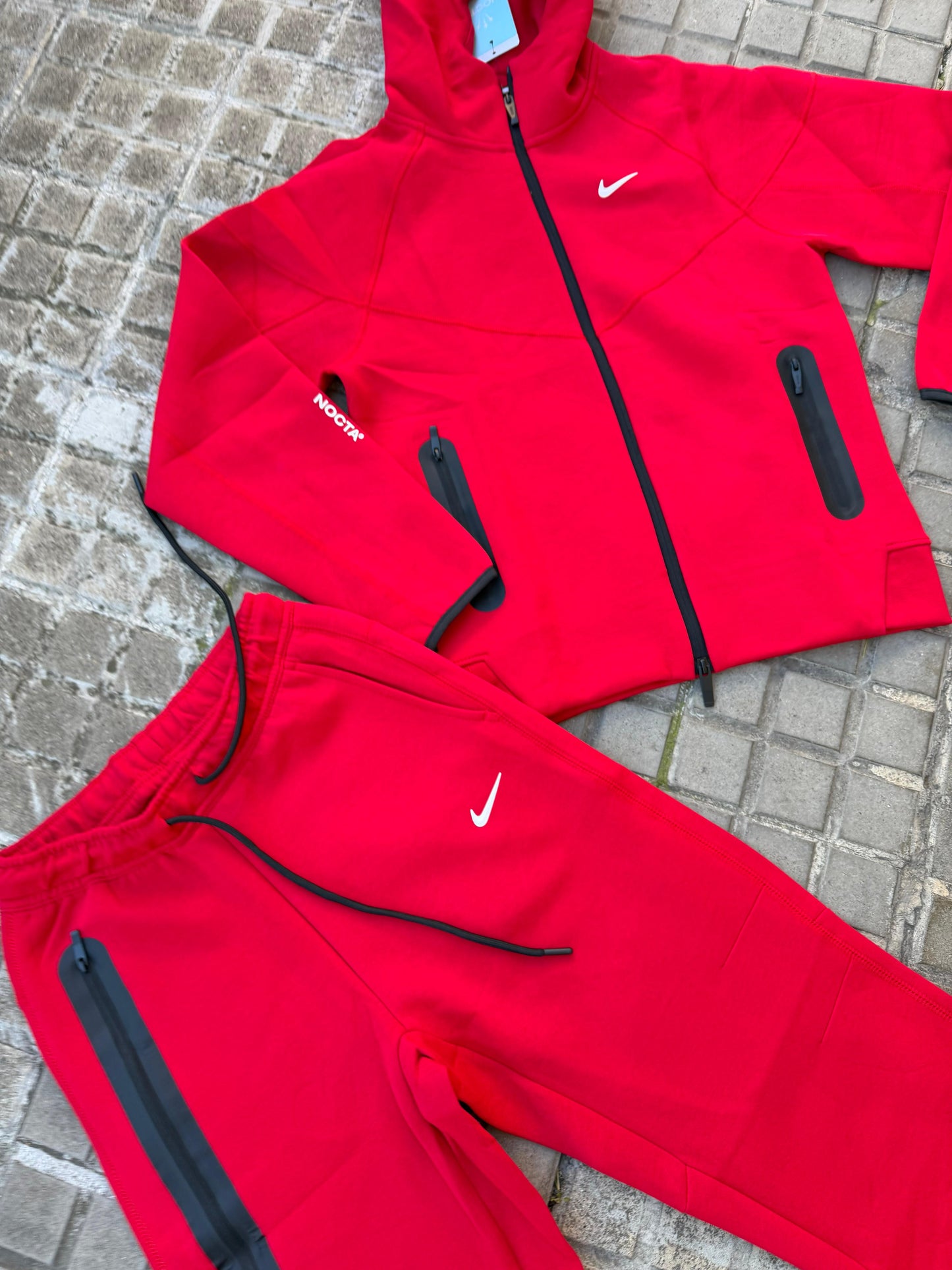 Nike tech rojo logo blanco x NOCTA