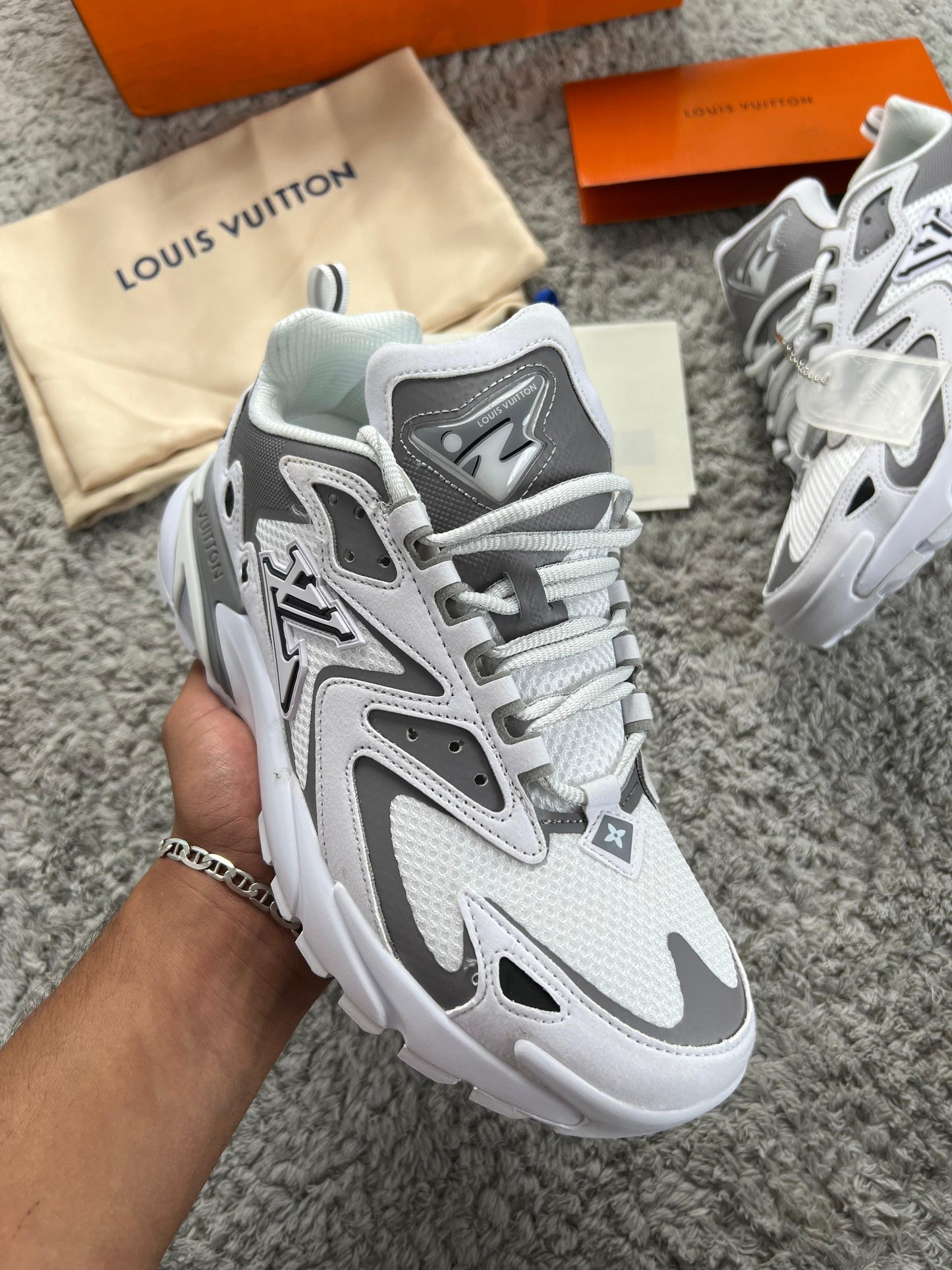 LOUIS VUITTON Runner TATIC blanca y gris