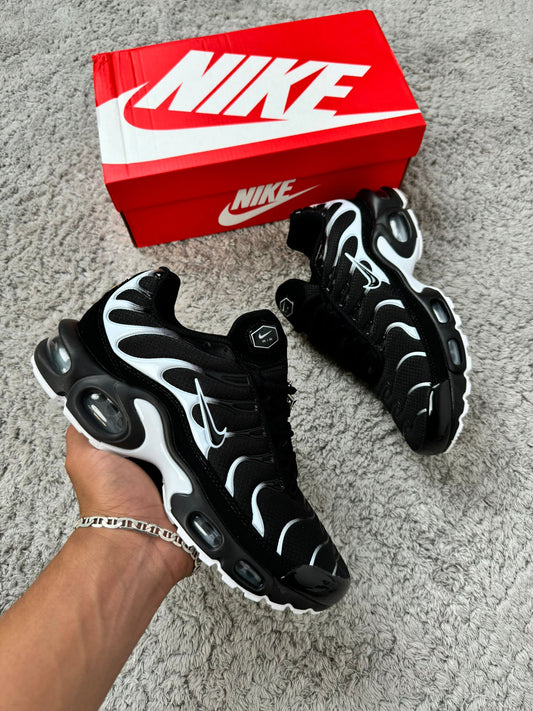 Nike tn negras detalles blancos logo negro contorno blanco