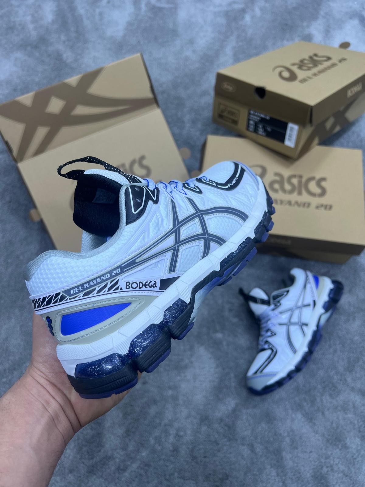 ASICS GEL-Kayano 20 “Bodega” blancas logo negro detalles azules