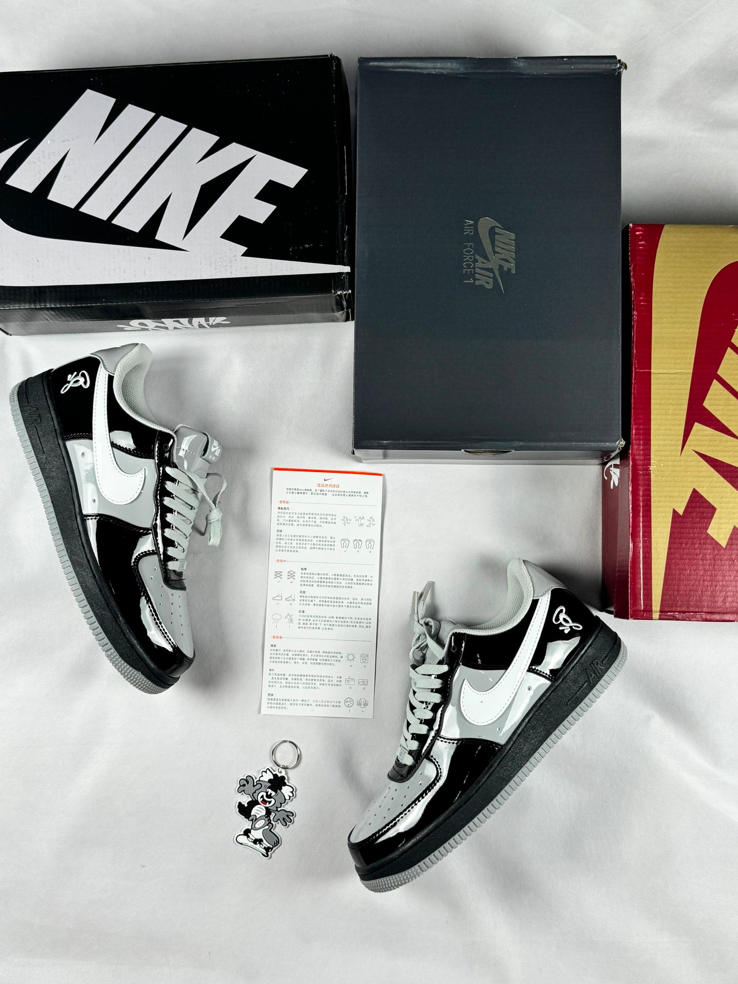 Air Force x Central Cee grises y negras logo blanco