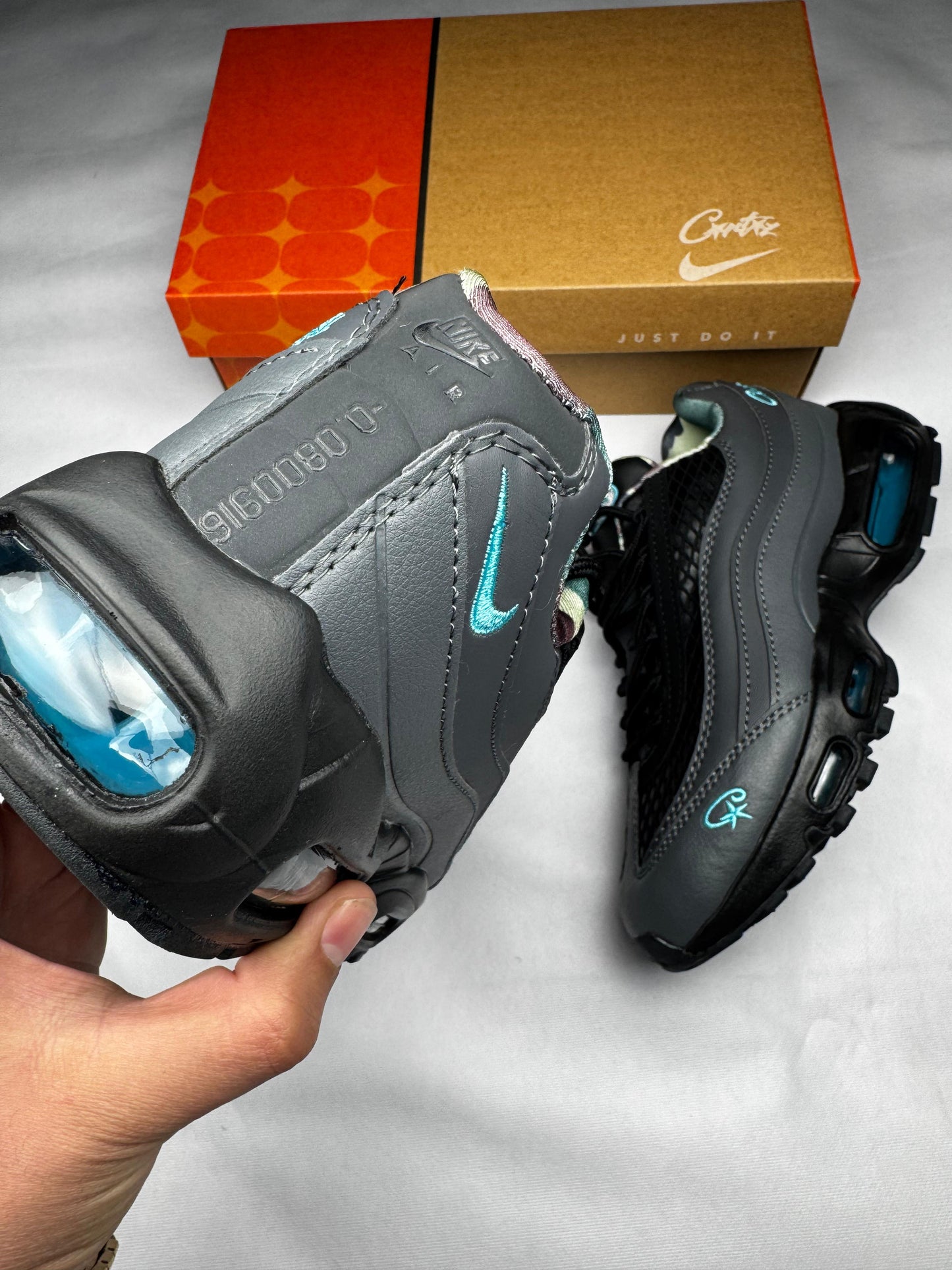 Air max 95 grises x Corteiz logo azul