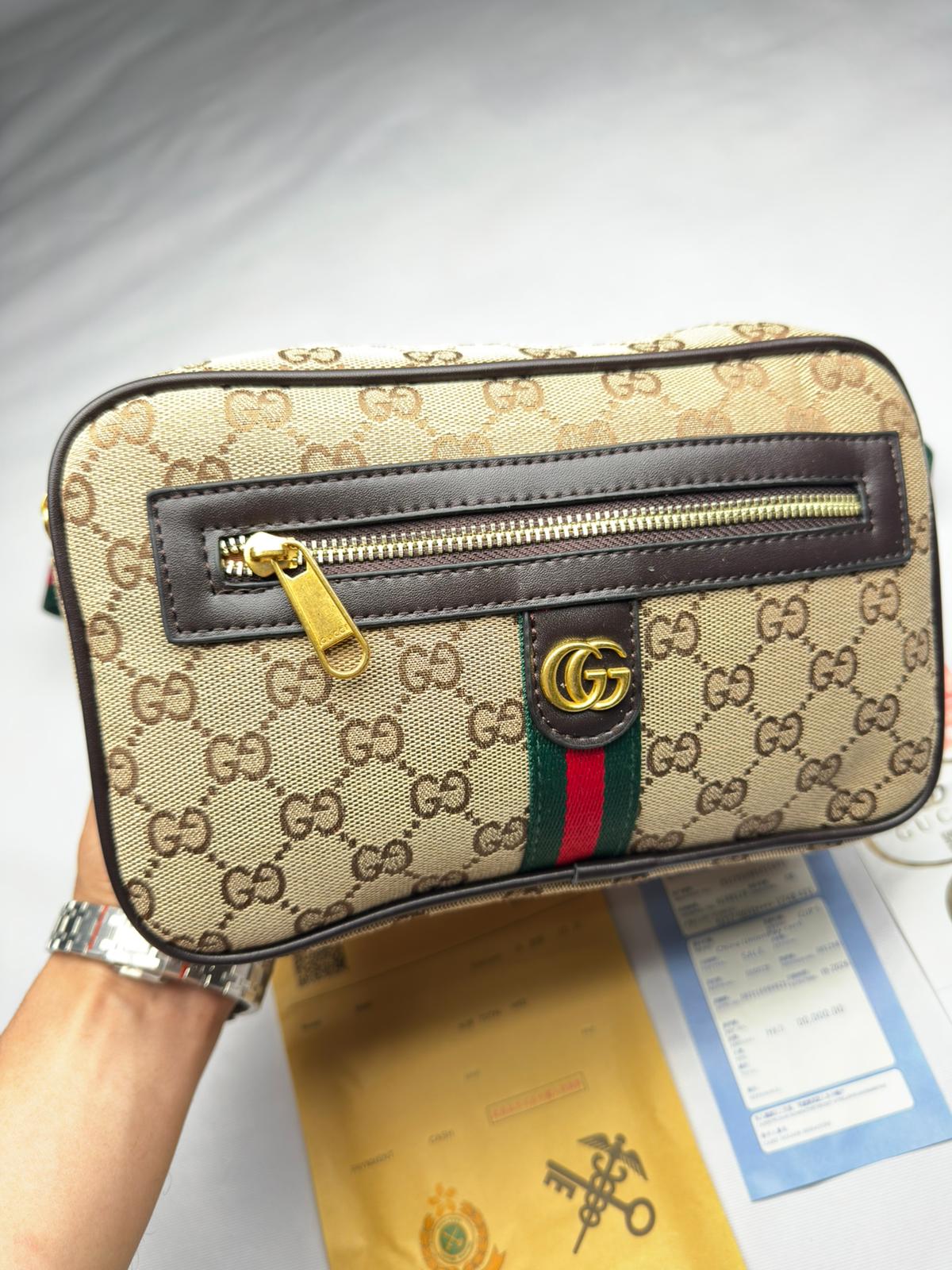 Riñonera GUCCI dorado detalles rojos y verdes