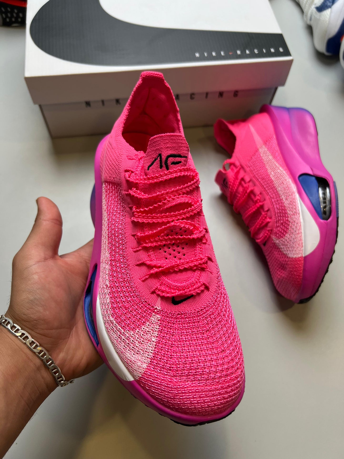NIKE AIR ZOOM ALPHAFLY NEXT % rosas logo blanco detalles azules y rosas