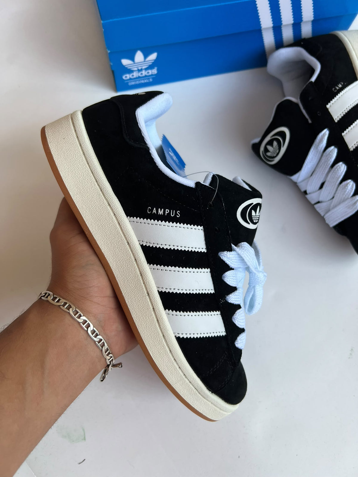 Adidas campus negro logo blanco