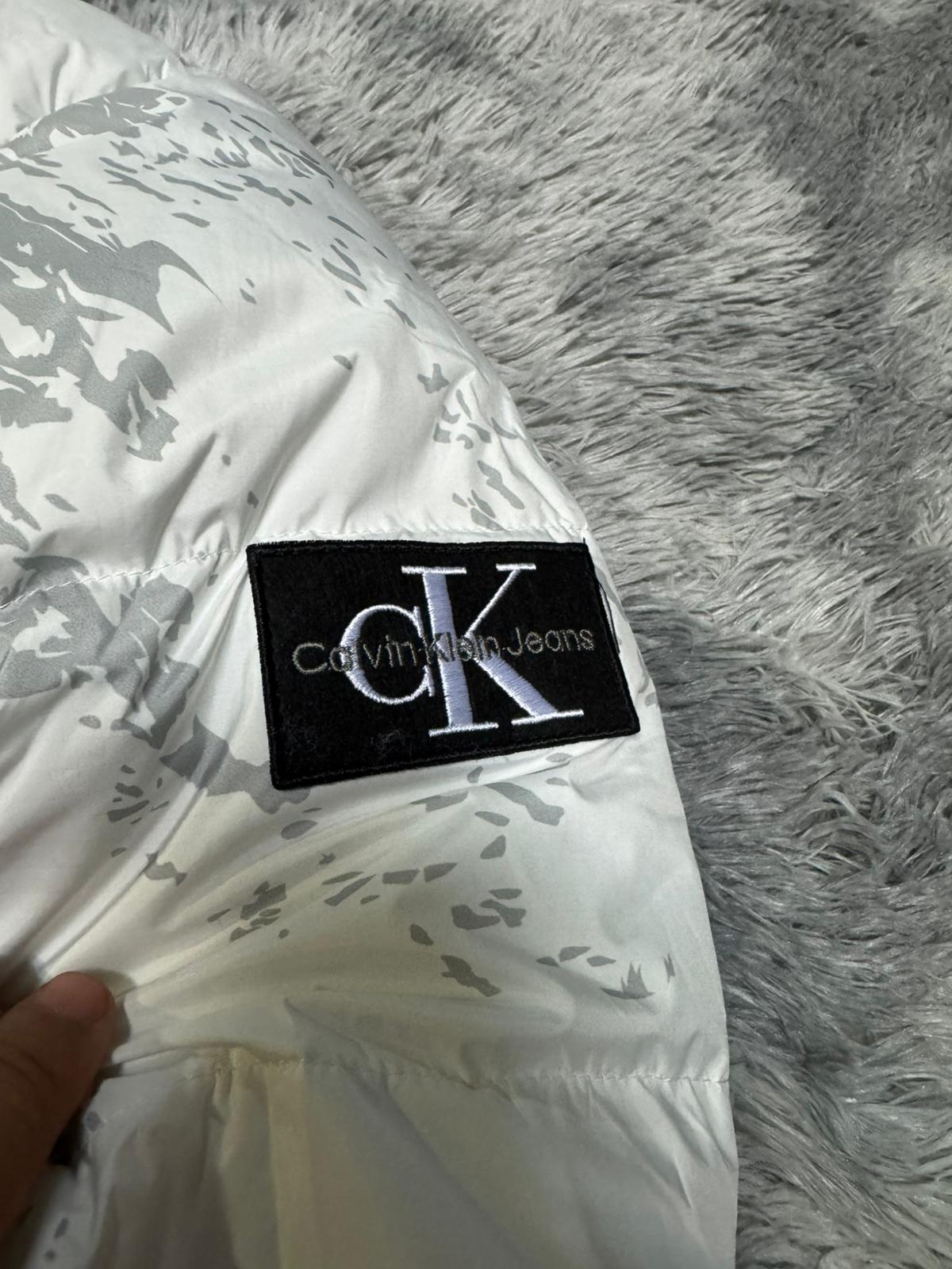 Chaqueta calvin klein blanca logo negro