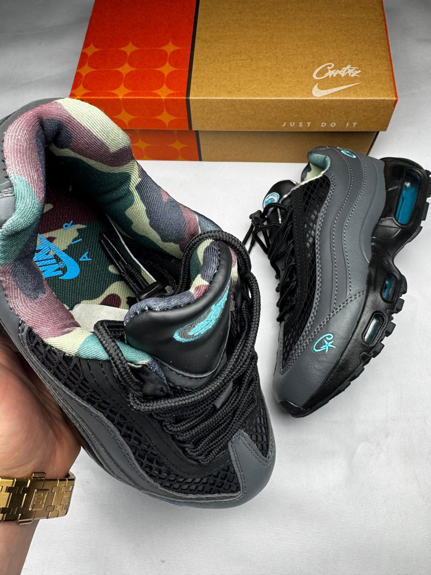 Air max 95 grises x Corteiz logo azul