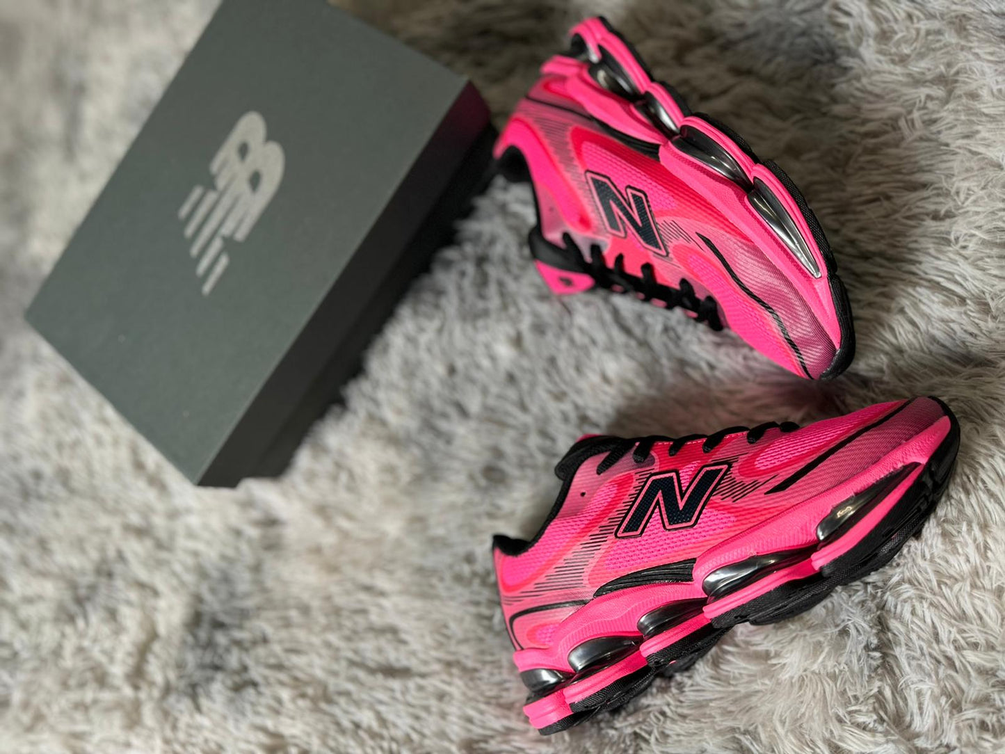New Balance 2000 rosas detalles negros