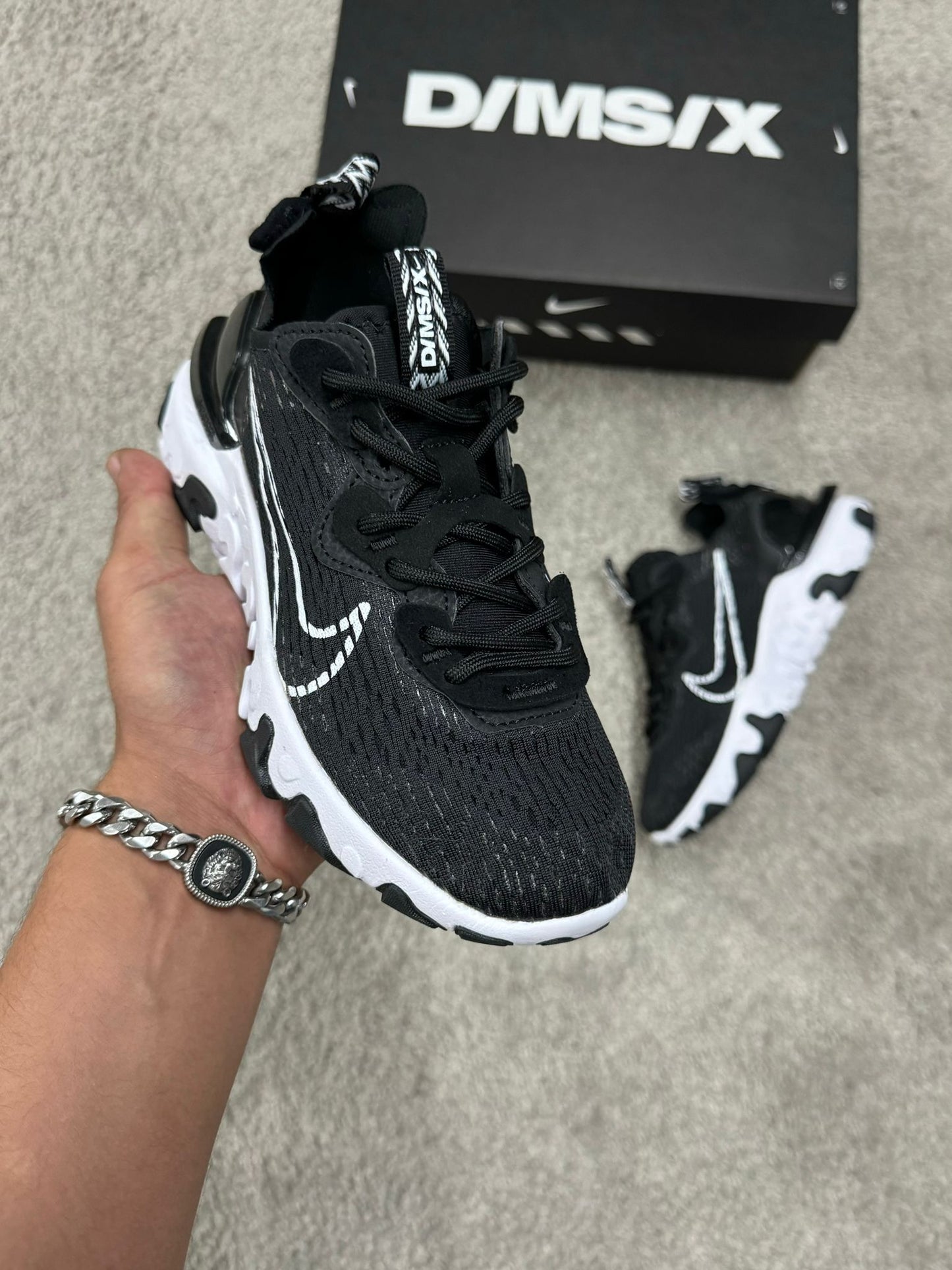 Nike react negras logo blanco