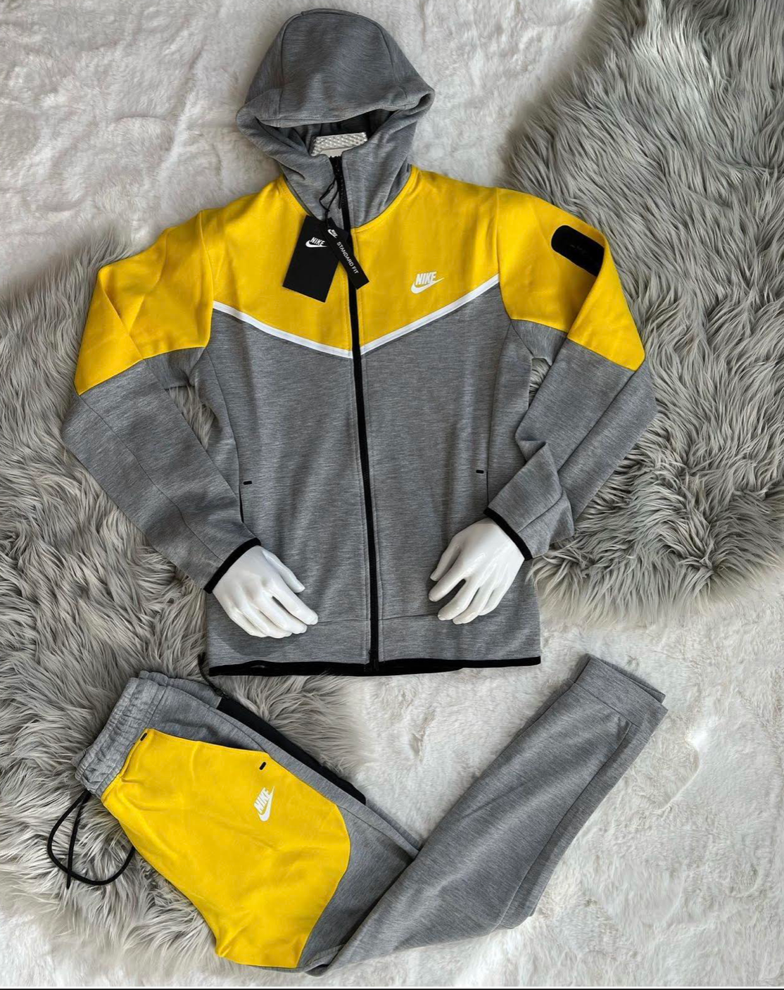 Nike tech amarillo y gris  lineas blancas logo blanco