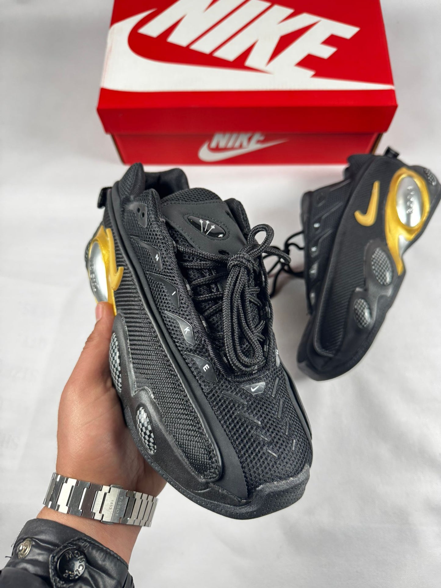 Nike nocta negro logo dorado detalles plateados