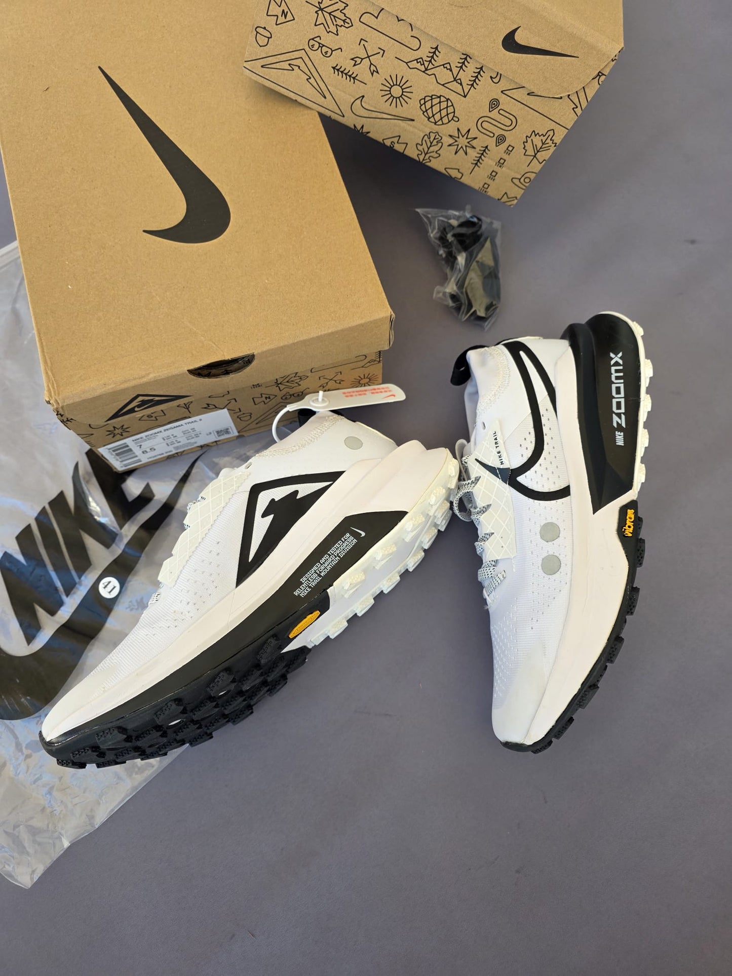 Nike ZoomX Zegama Trail 2 blanca logo negro detalles amarillos