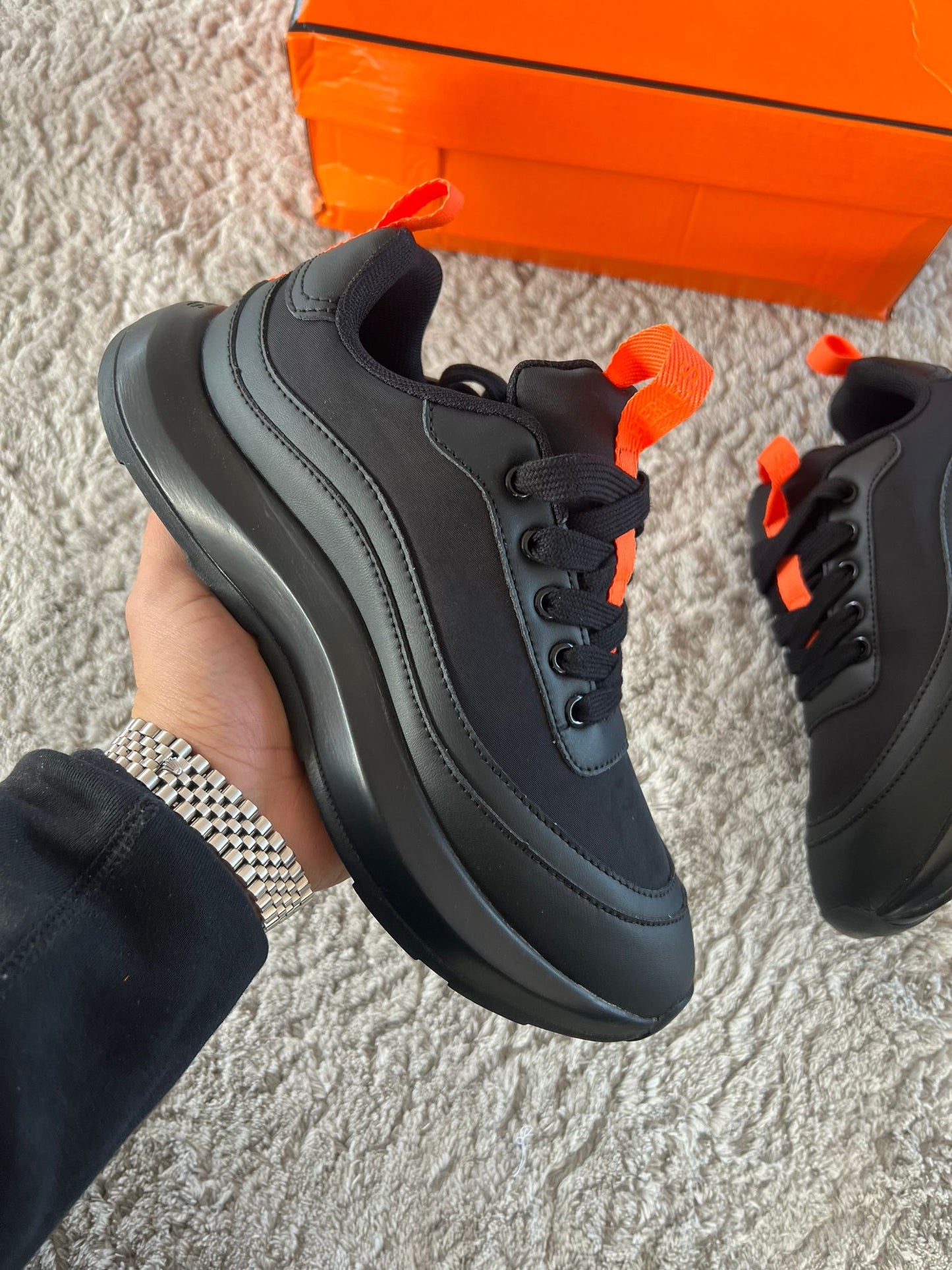 Hermes negras detalles naranjas