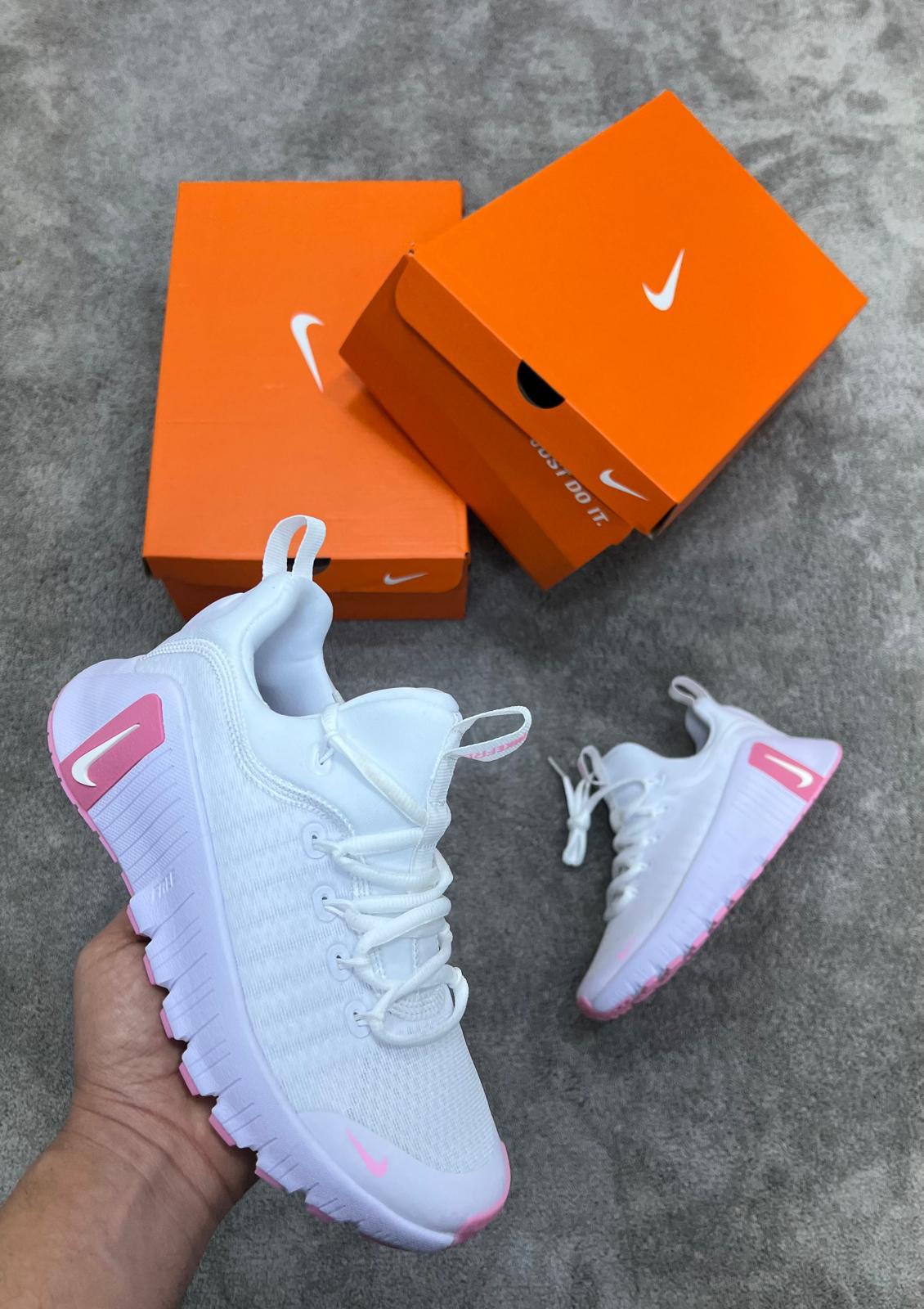 Nike Free Metcon blancas logo rosa