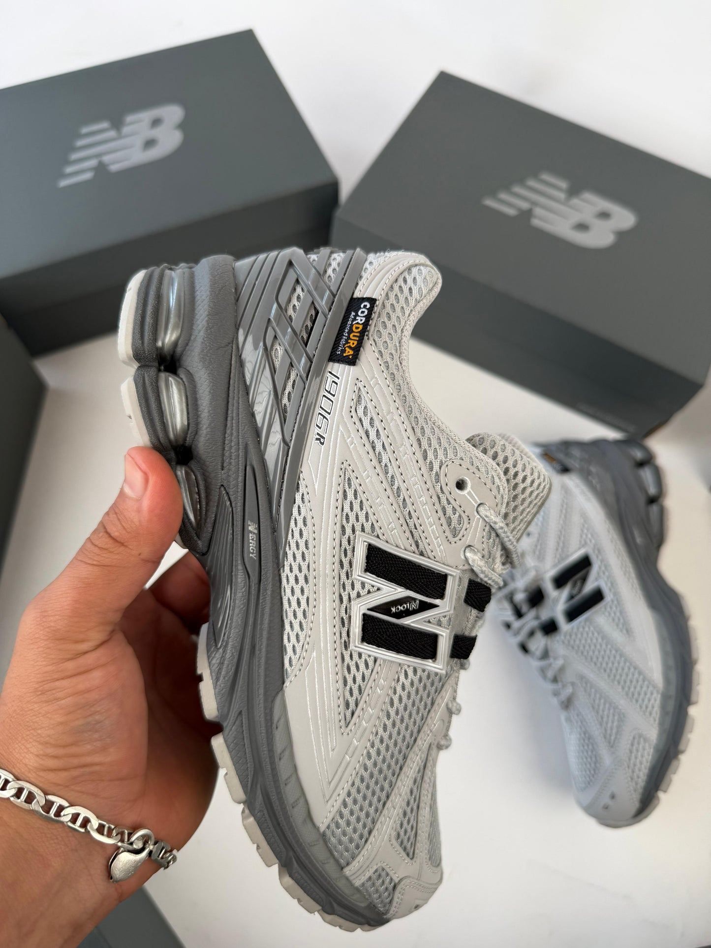 New Balance 1906R grises y logo negro