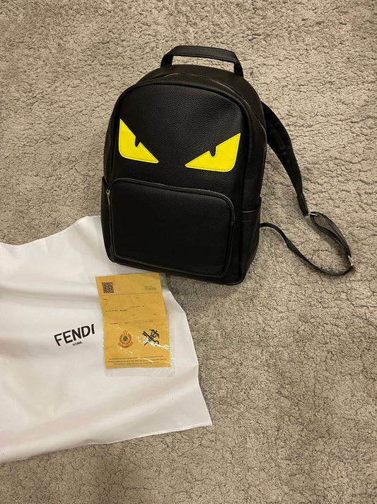 Mochila Fendi negra logo amarillo
