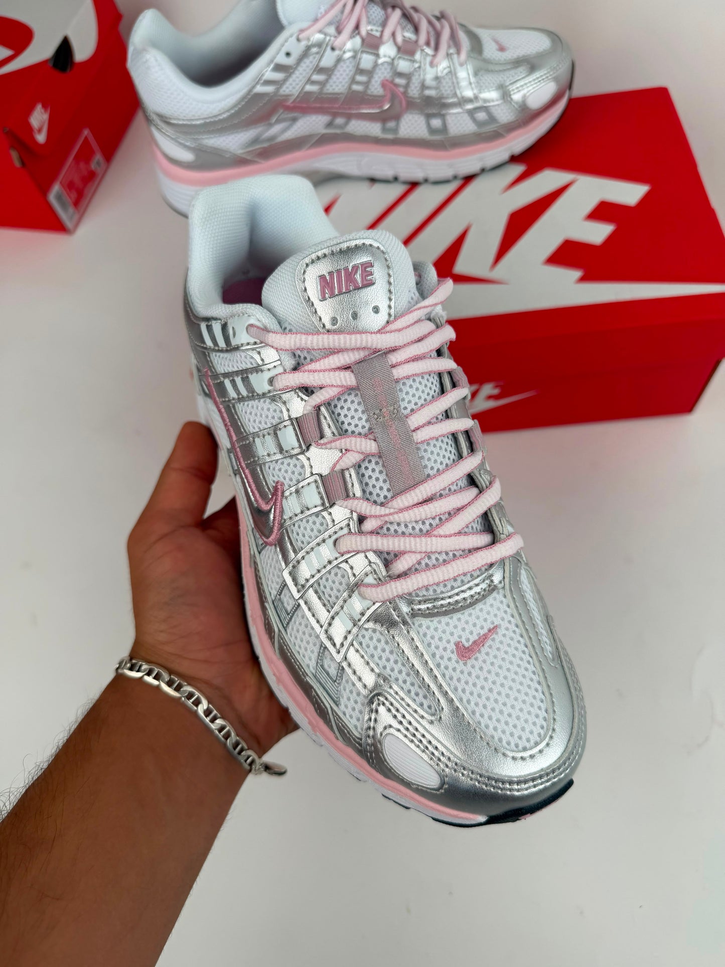 Nike P-6000 plateadas contorno rosa