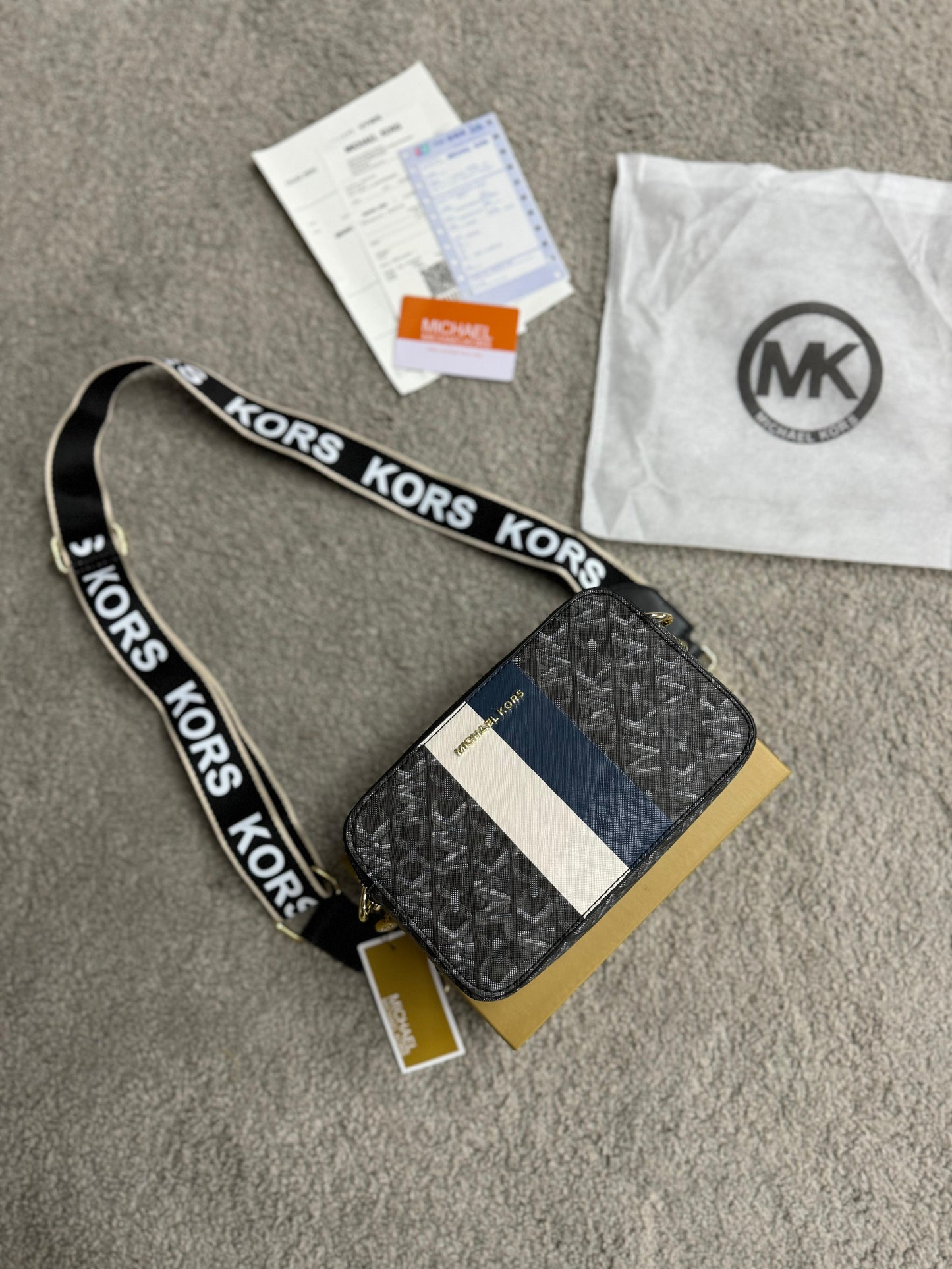 Bolso Mickael Kors negro detalles blancos y azul logo dorado