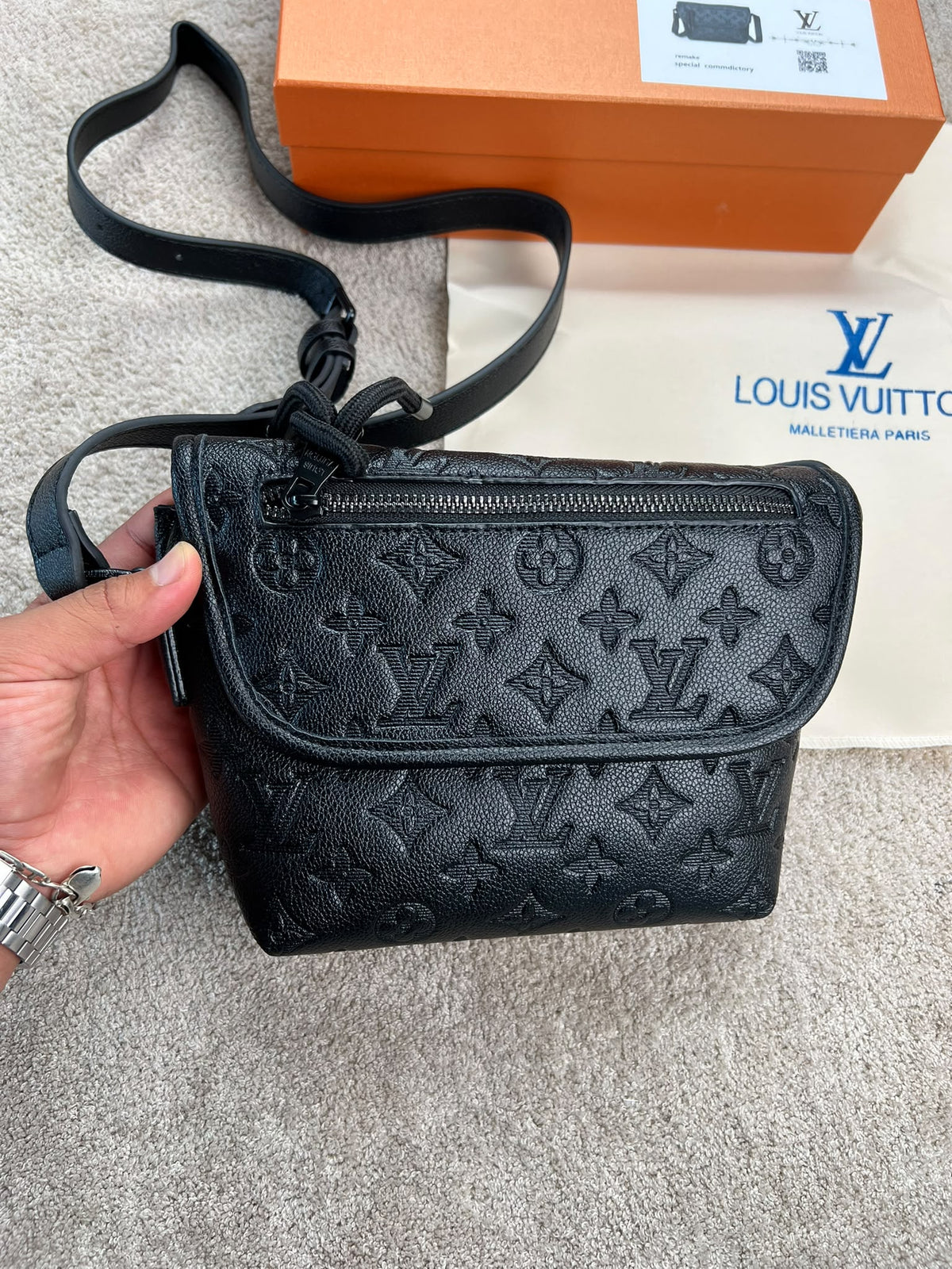 Bandolera LV negra logos