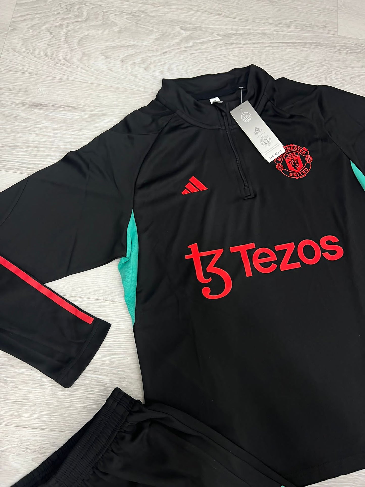 Chandal Manchester United negro detalles rojos y verde