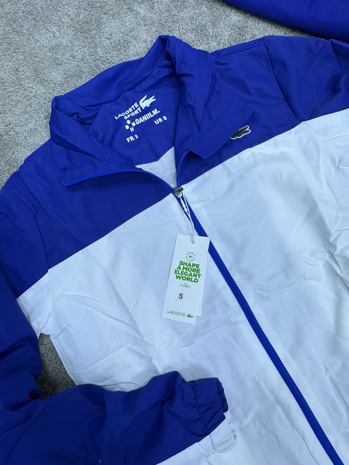 Chandal LACOSTE azul y blanco logo amarillo en espalda