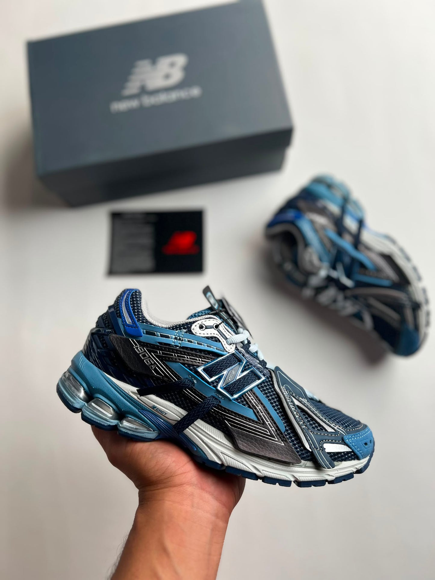 New Balance 1906A azul marino detalles grises