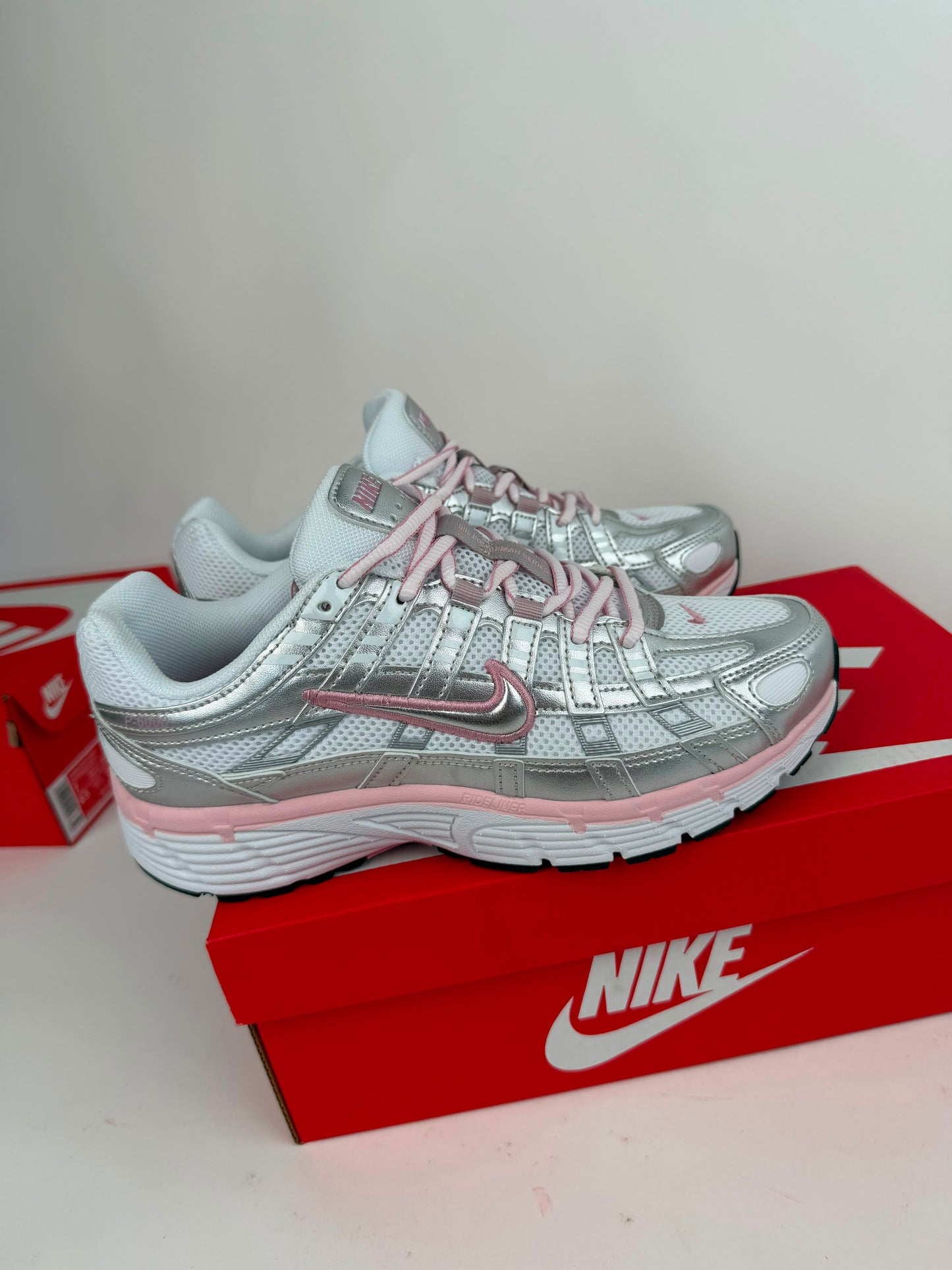Nike P-6000 plateadas contorno rosa
