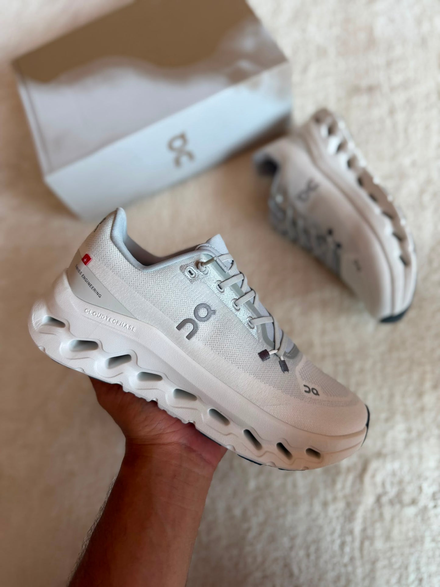Zapatillas On Running CLOUDTILT blanca logo gris