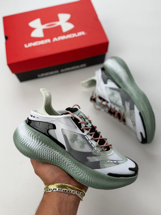 Under Armour Blancas detalles negros logo verde